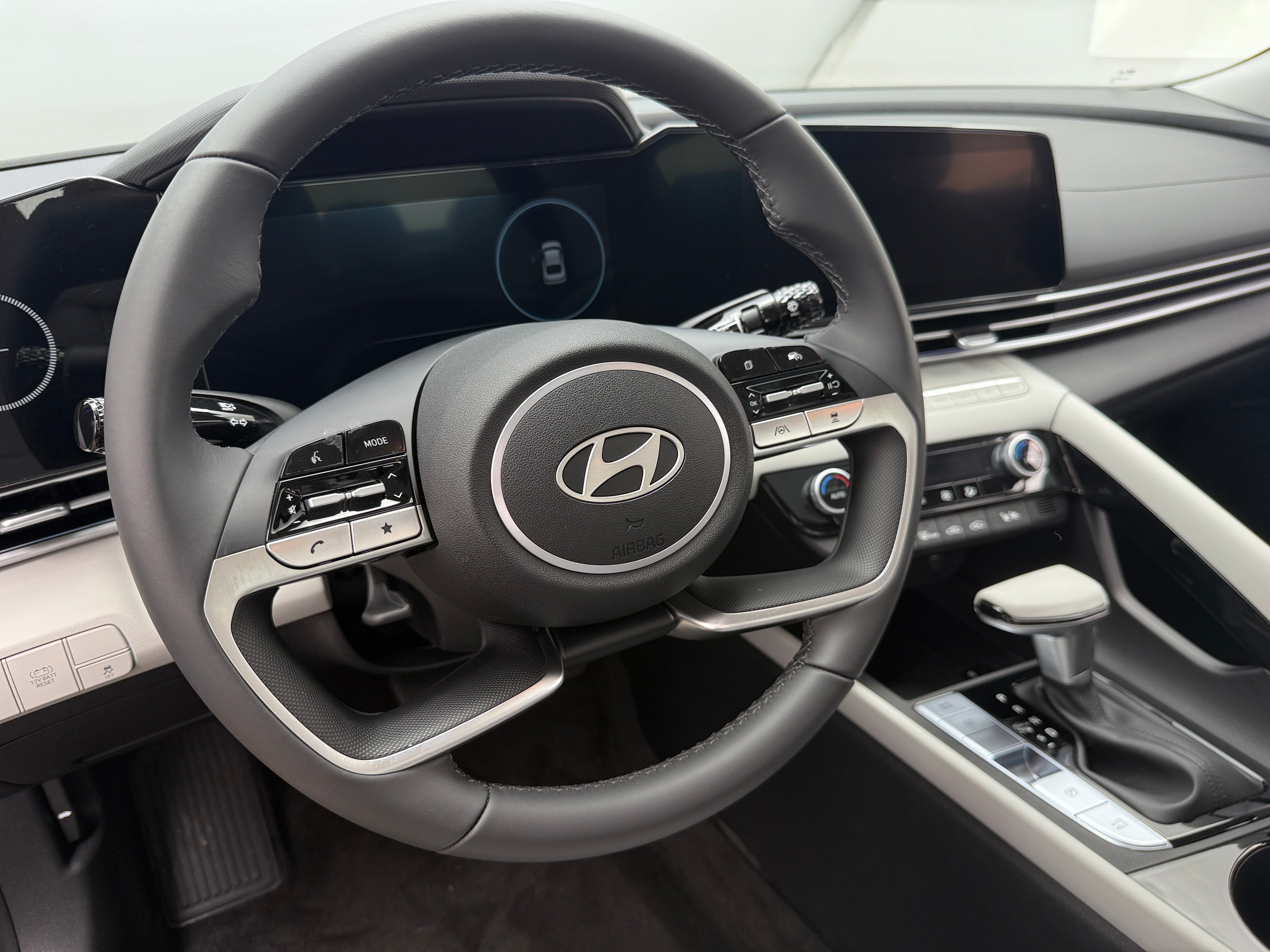 2025 Hyundai Elantra Limited Edition 4
