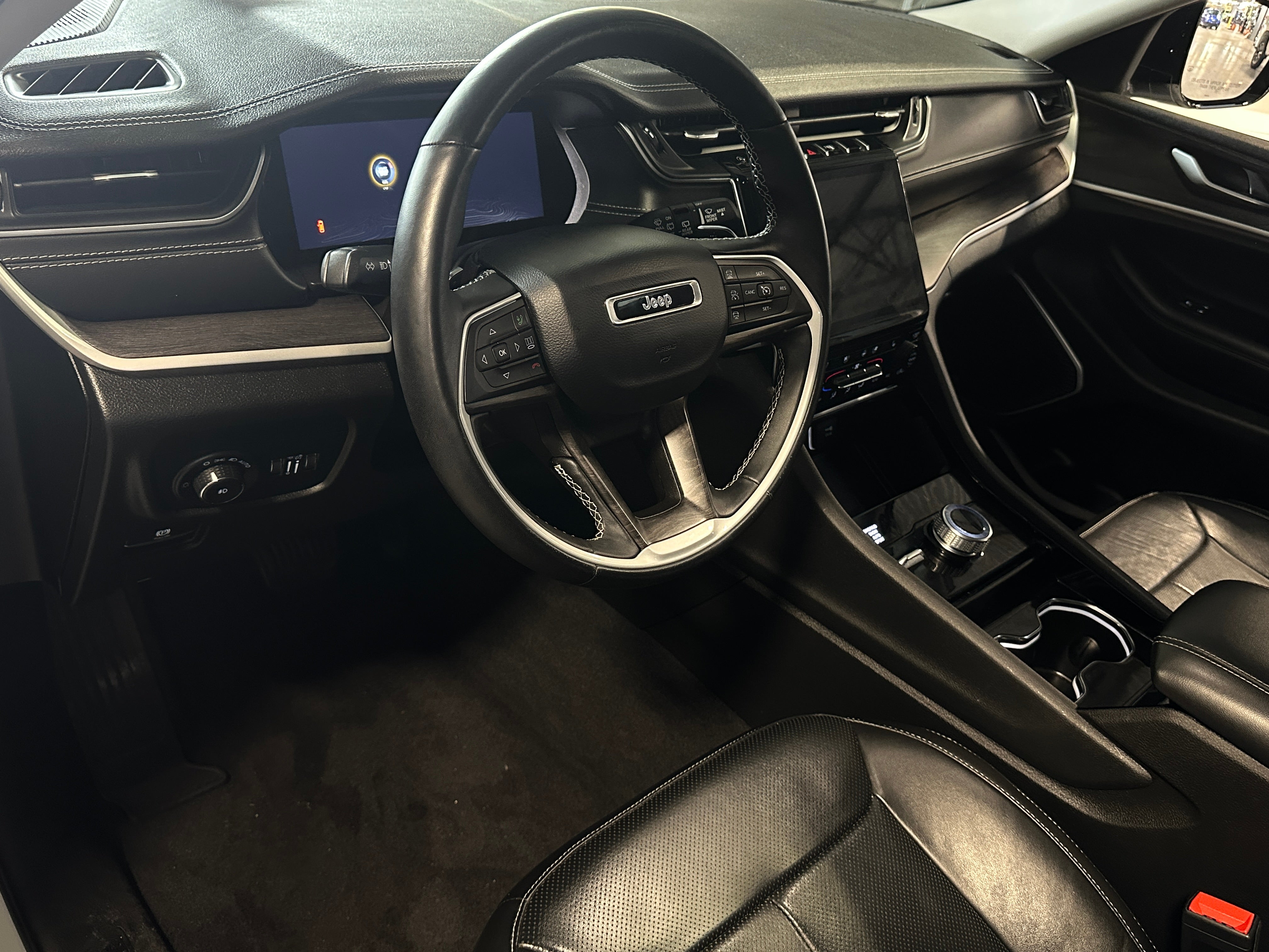 2022 Jeep Grand Cherokee Limited Edition 2