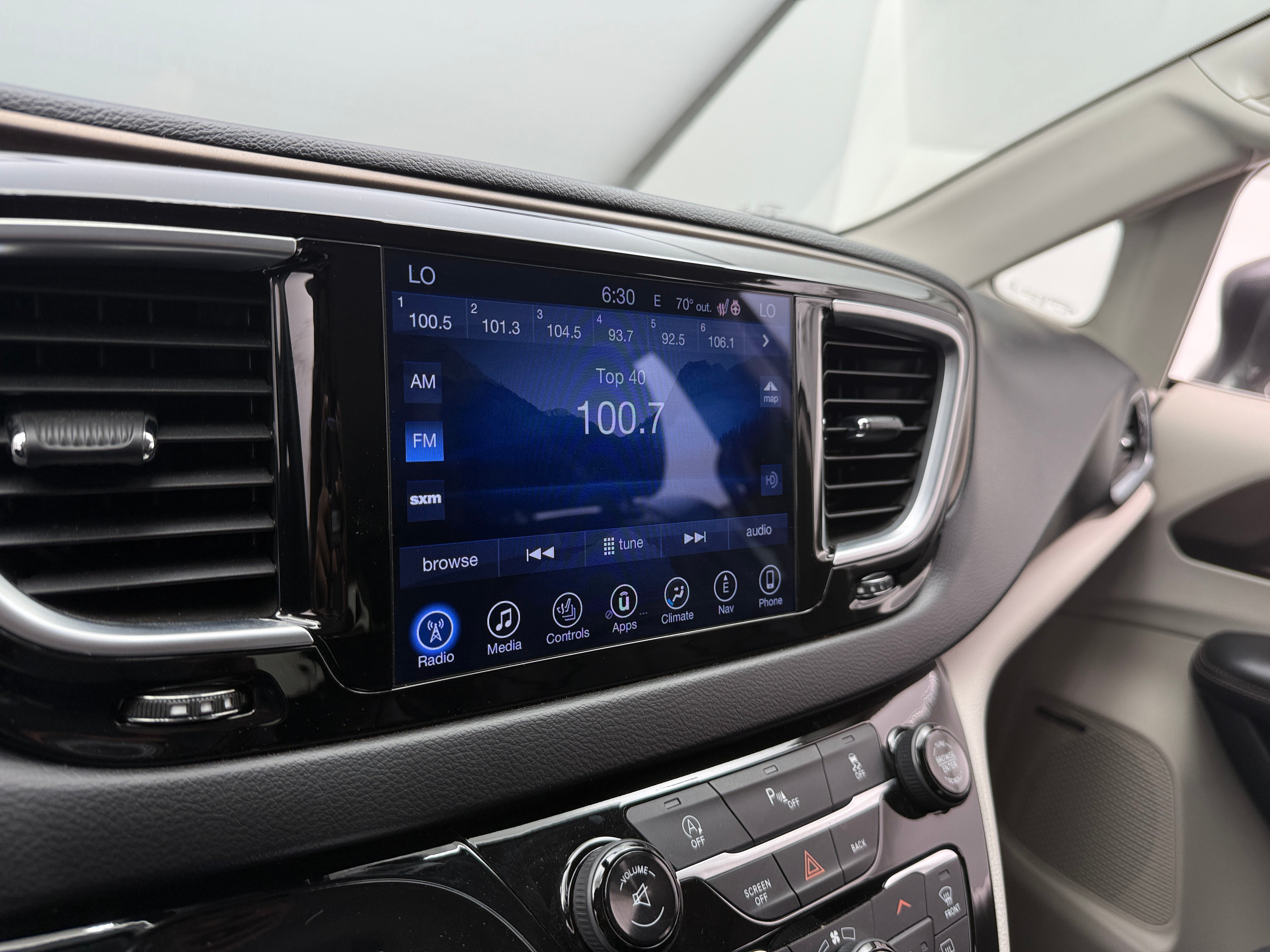 2017 Chrysler Pacifica  3