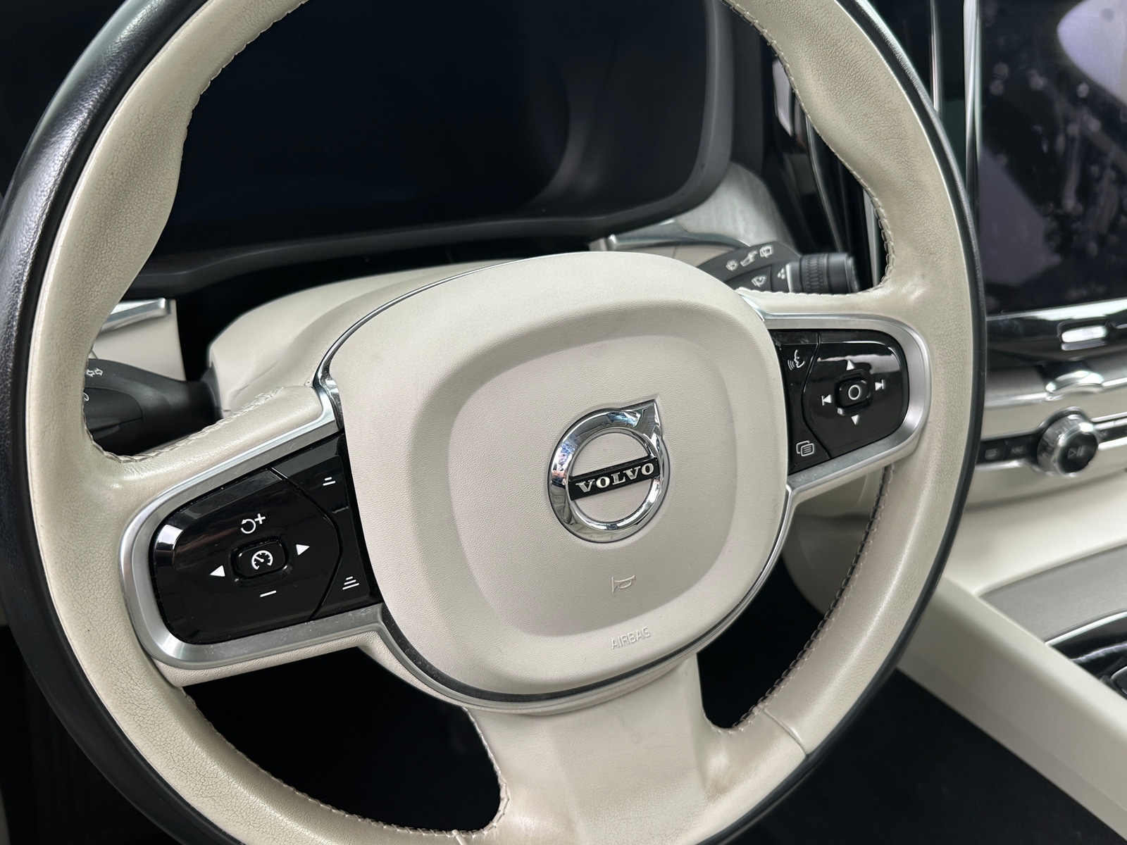 Thumbnail: 2023 Volvo XC60 - 4