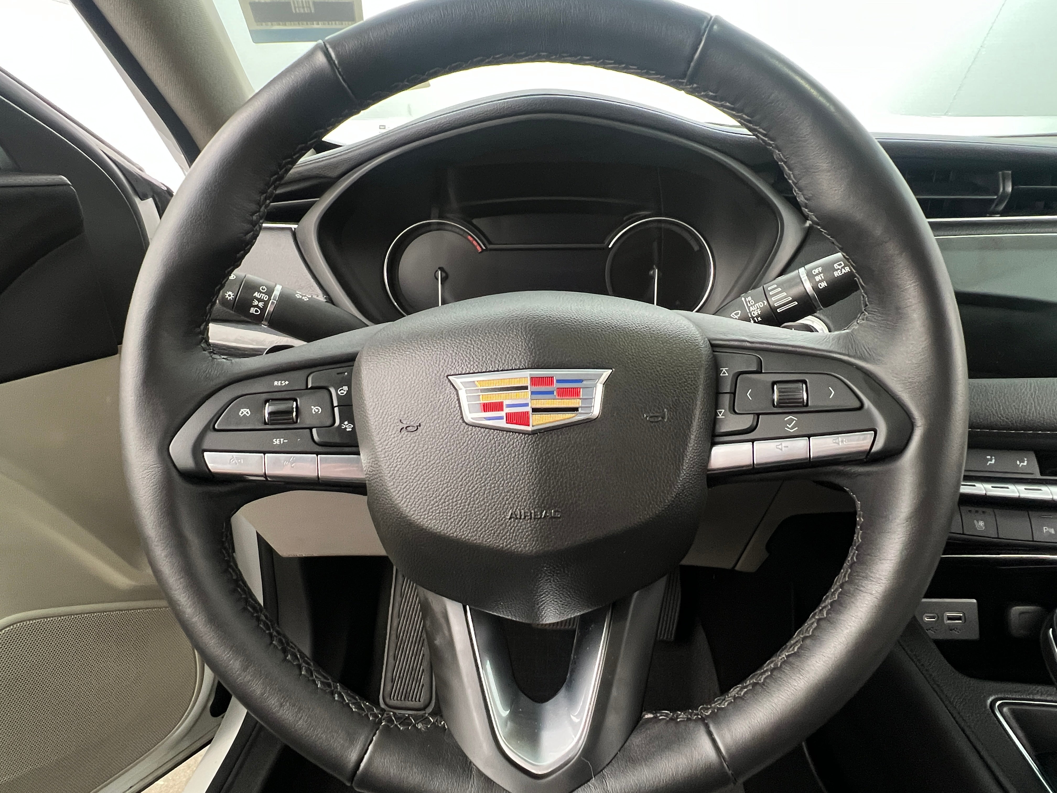 2022 Cadillac XT4 Premium Luxury 4