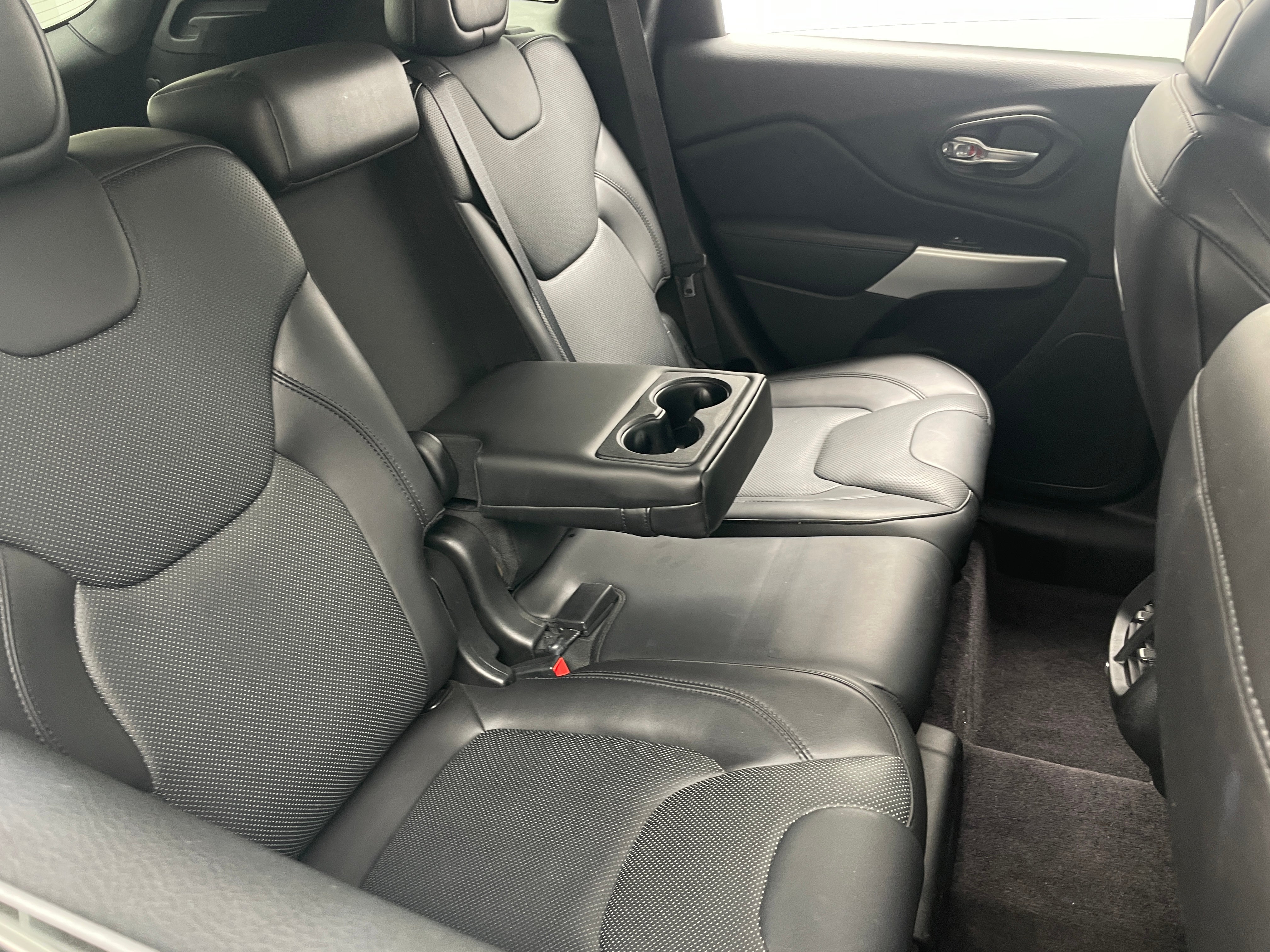 2017 Jeep Cherokee Overland 5