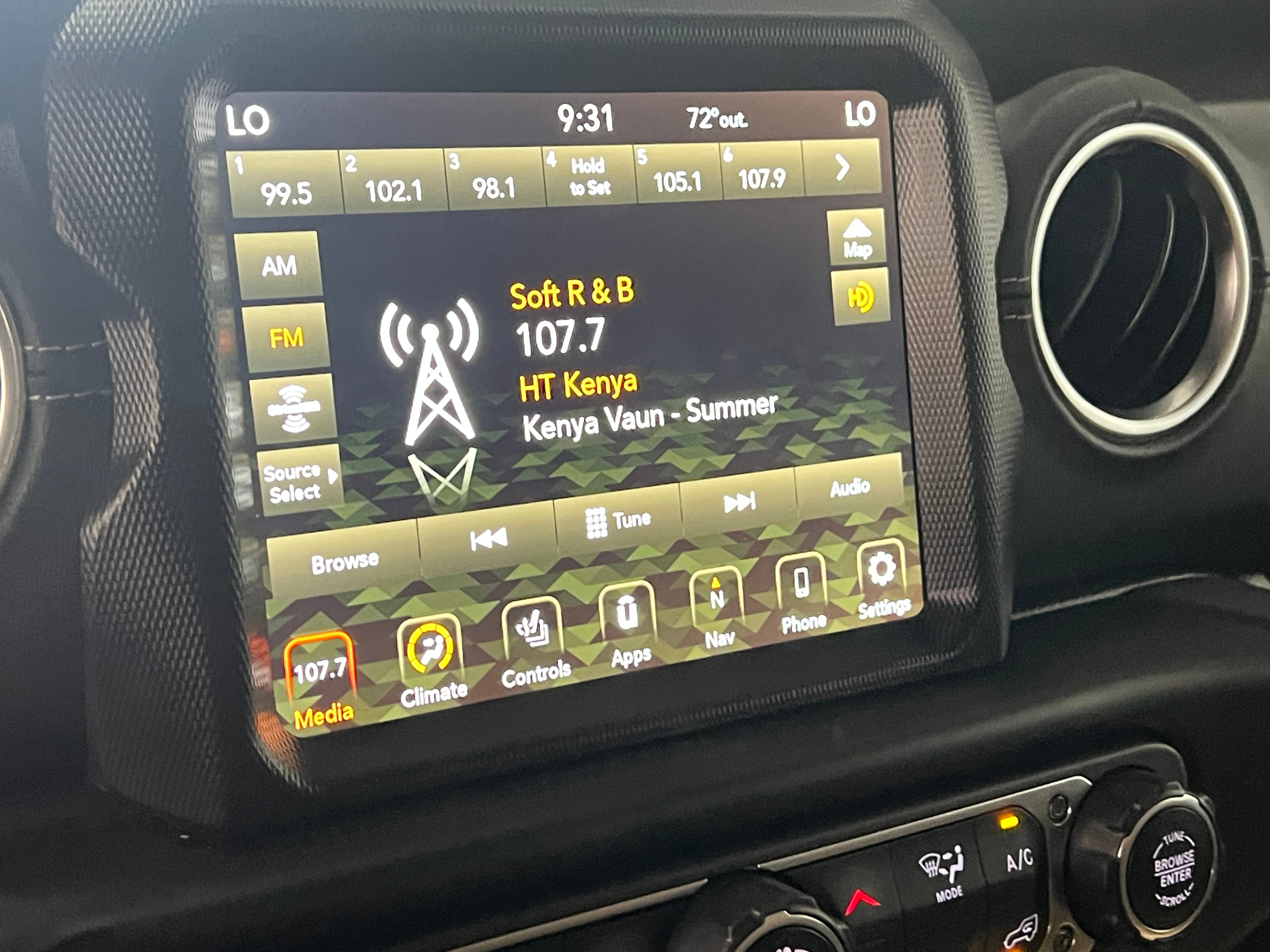 2023 Jeep Wrangler Unlimited Sahara 3