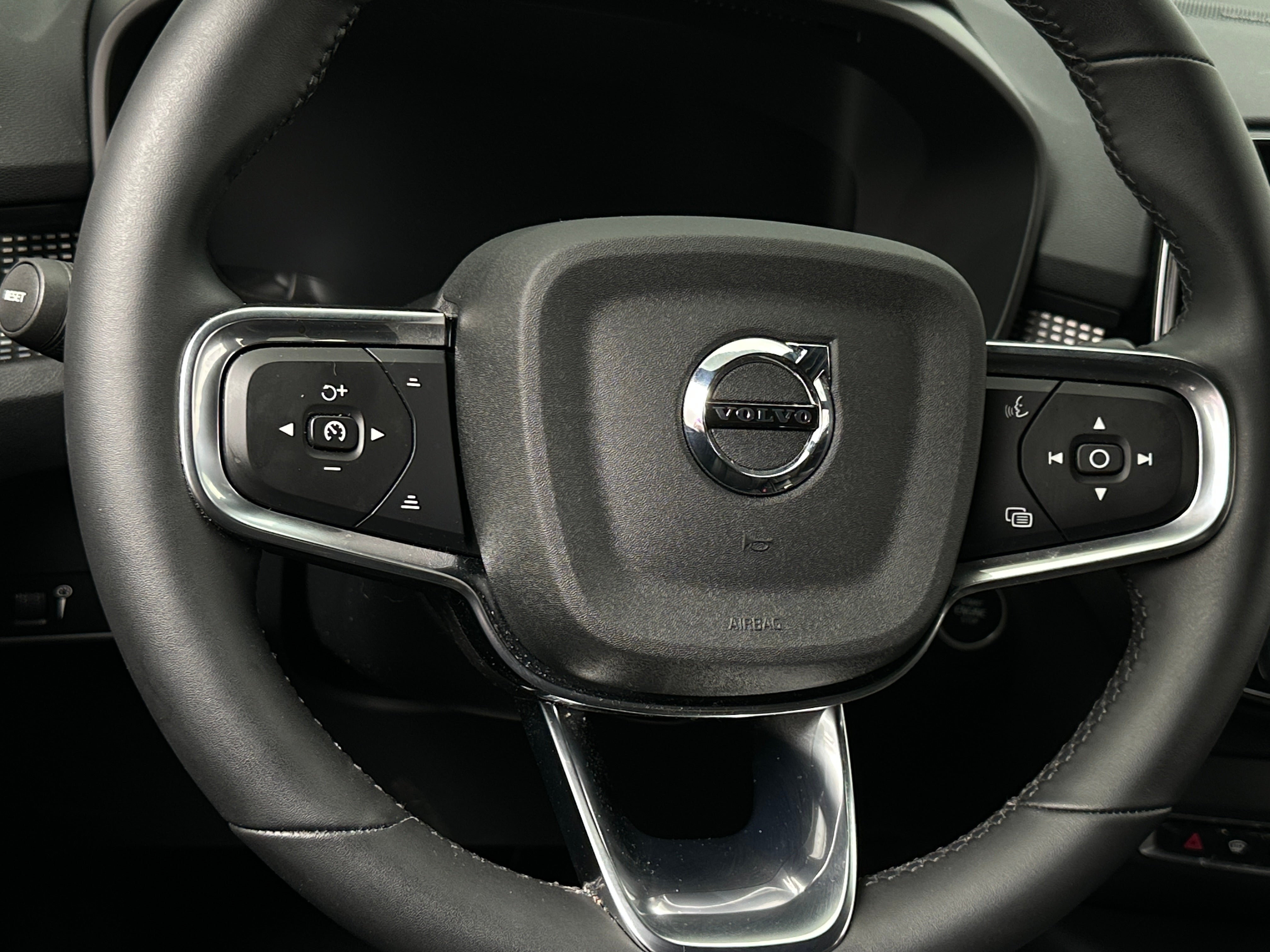 2022 Volvo XC40 T5 R-Design 4