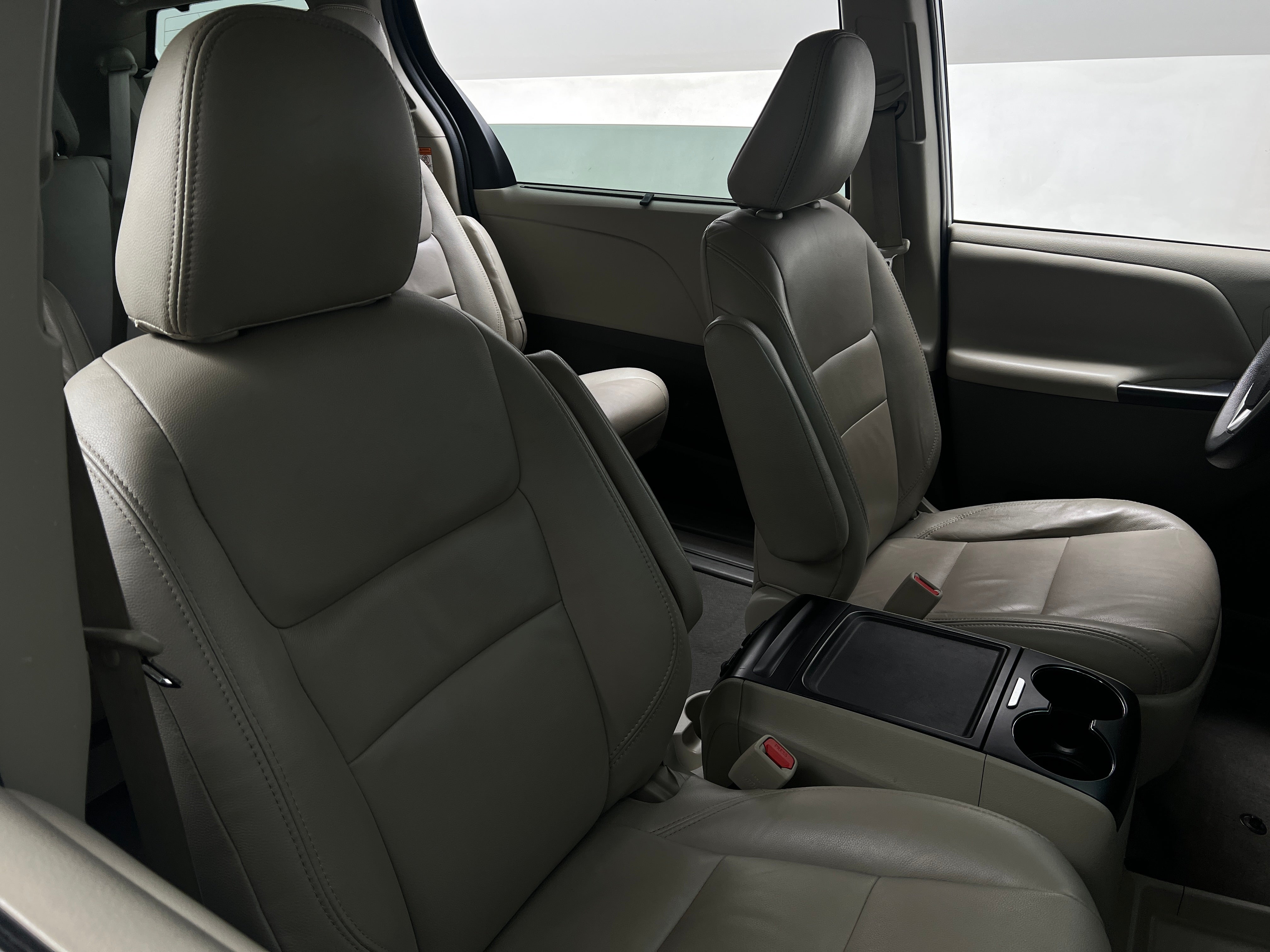 2020 Toyota Sienna LE 2