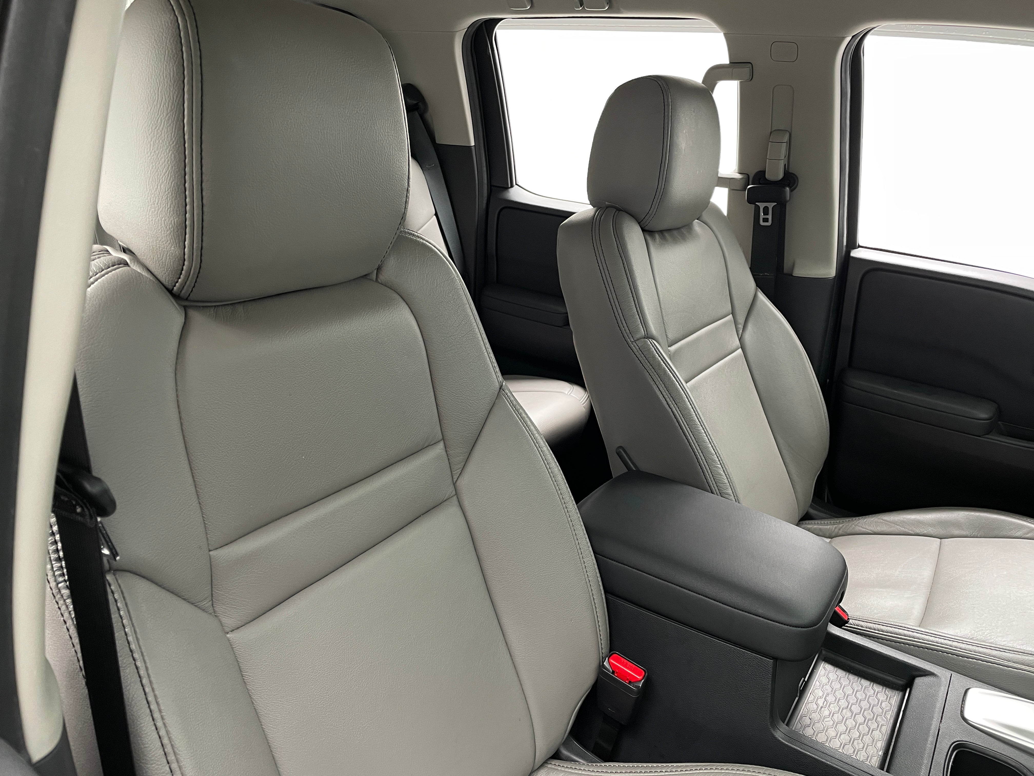 2022 Nissan Frontier SV 2