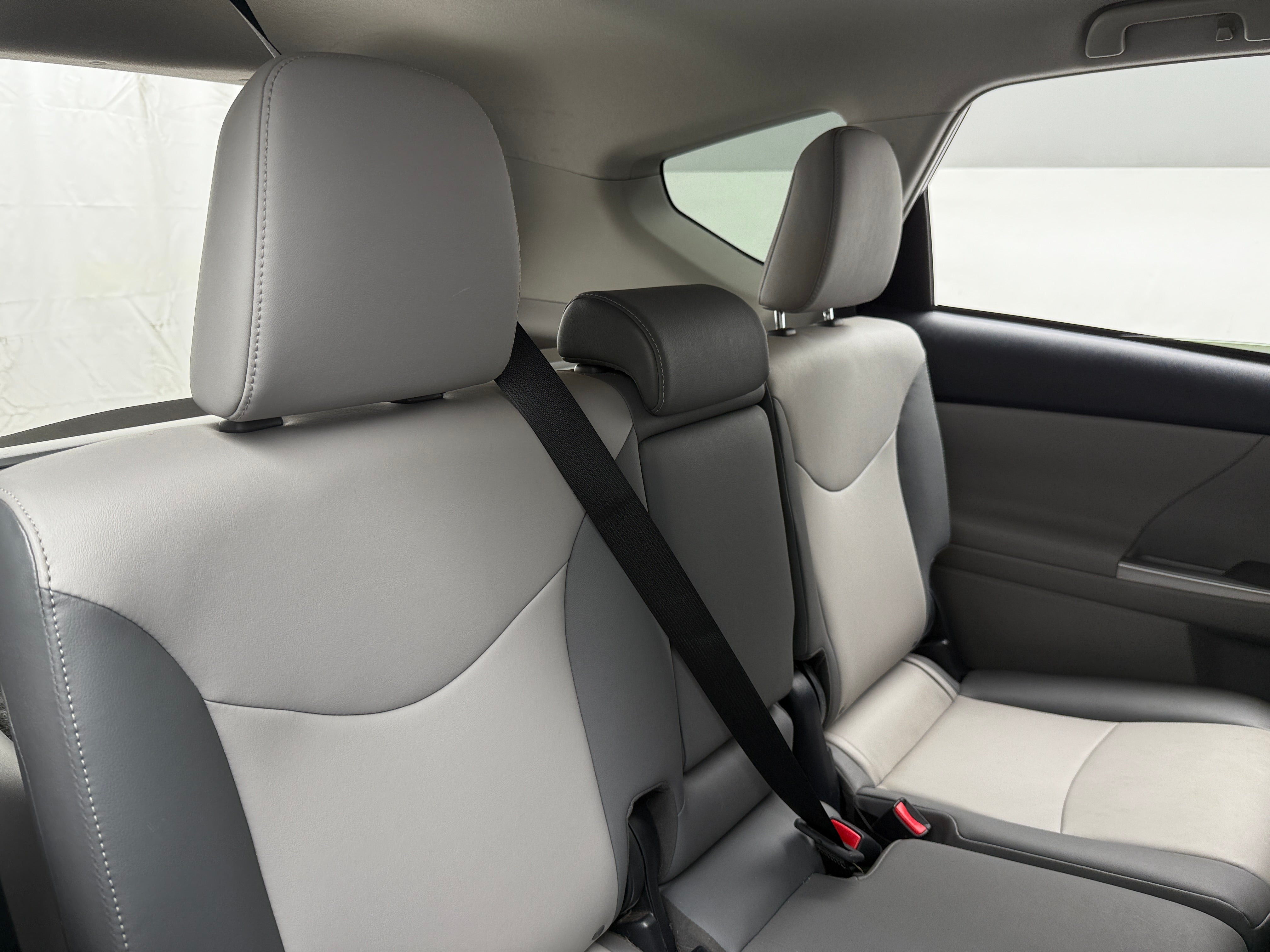 2015 Toyota Prius v Five 5