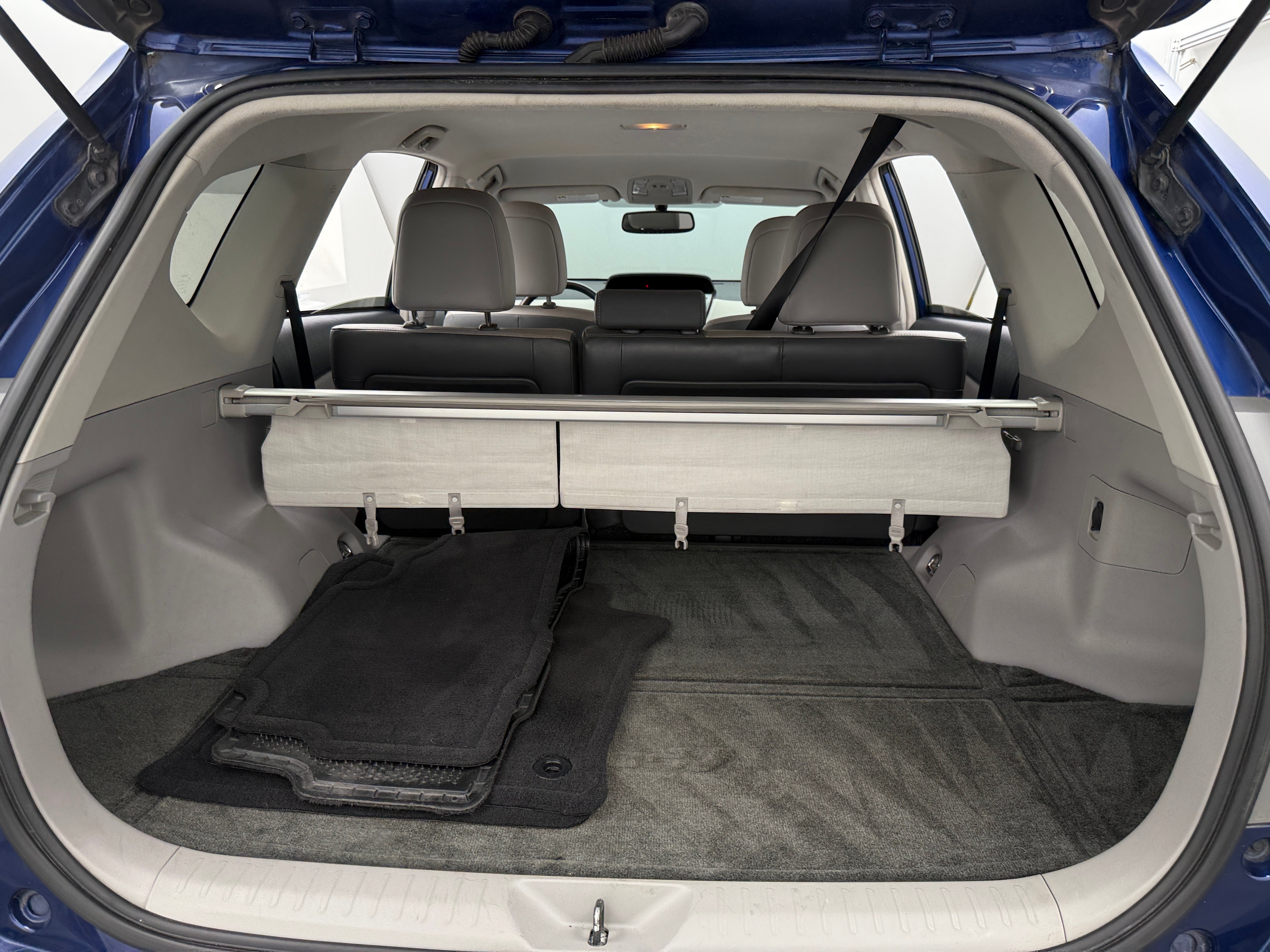 2015 Toyota Prius v Five 6