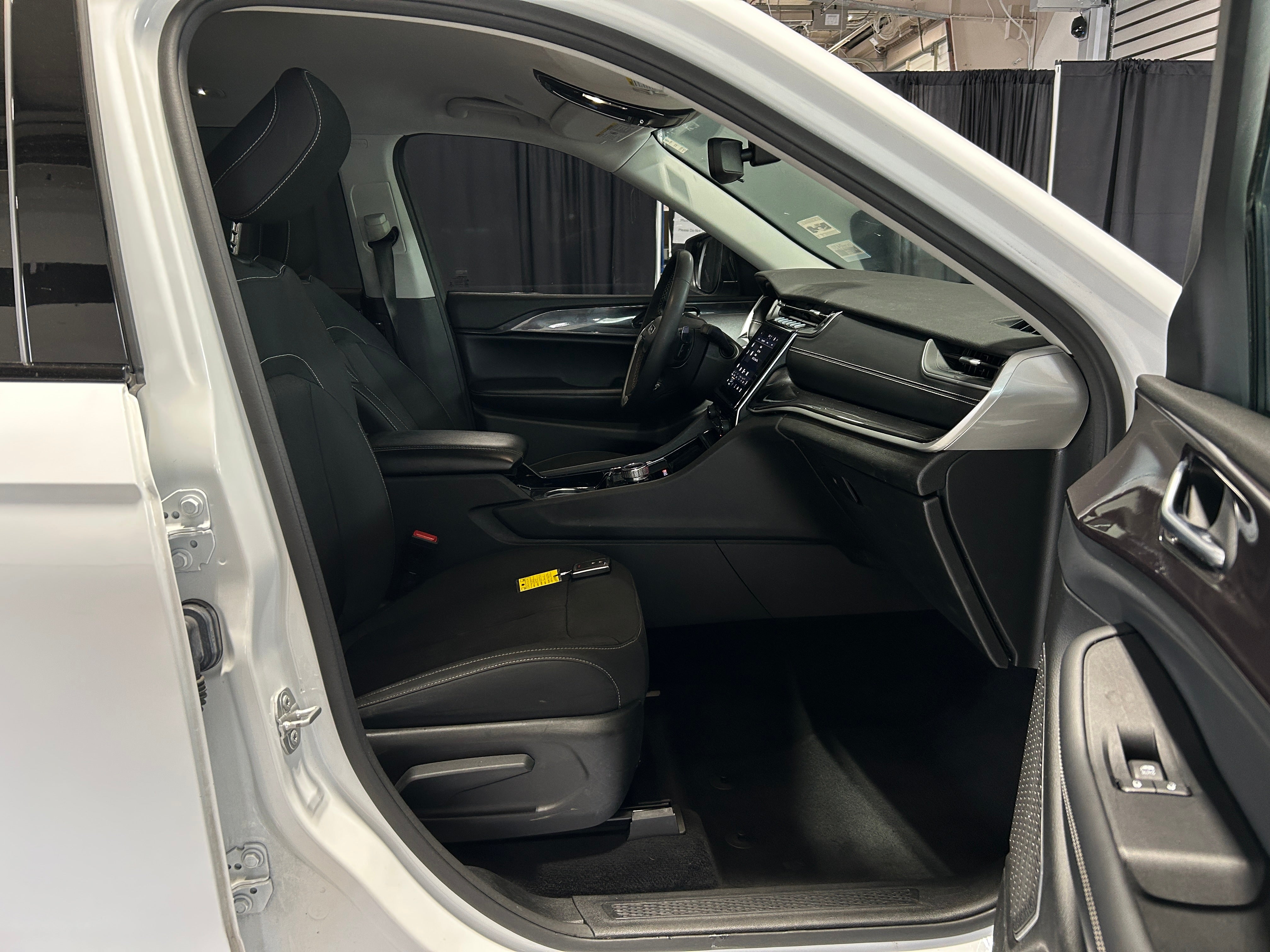 2022 Jeep Grand Cherokee L Laredo 2