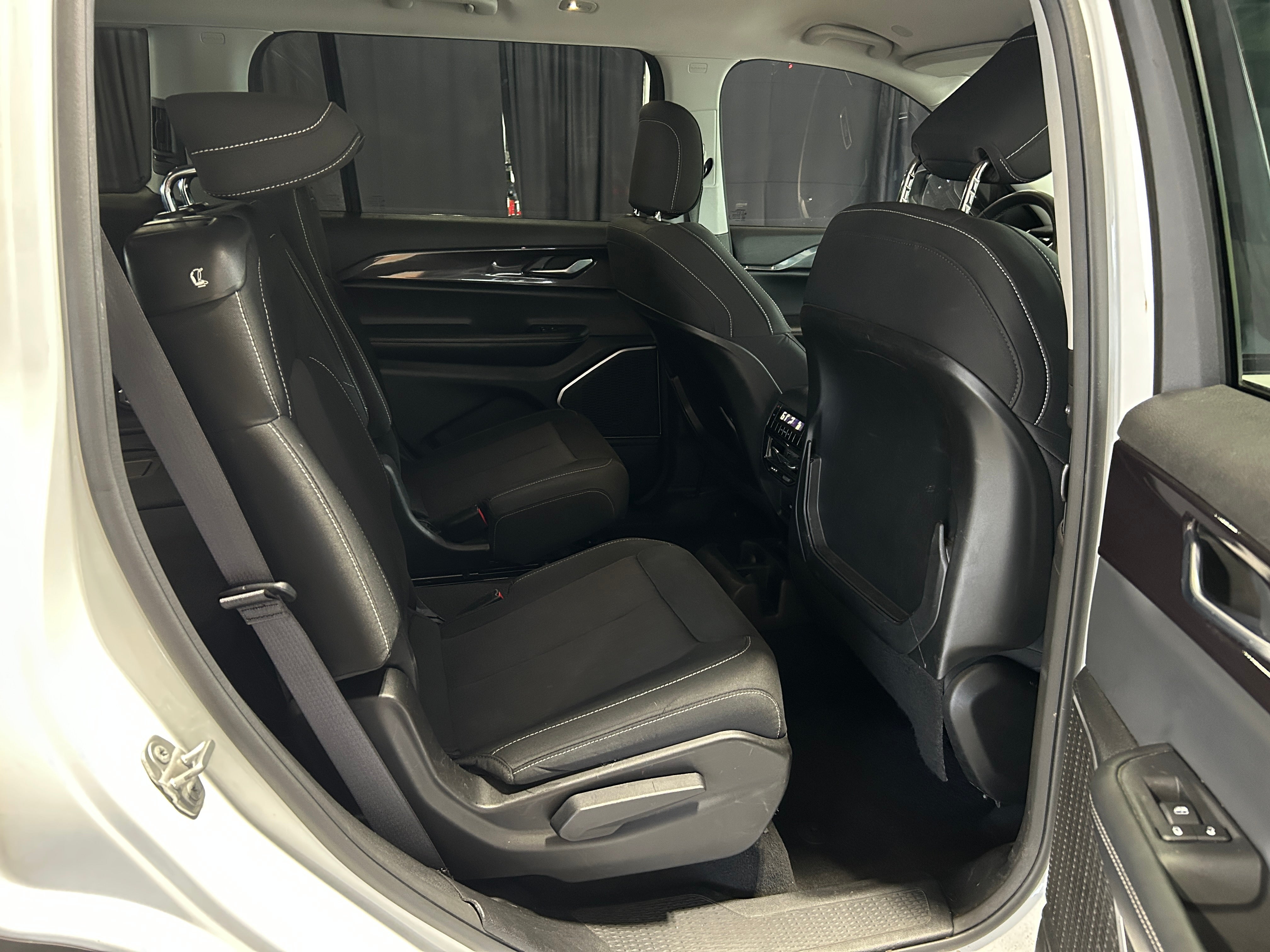 2022 Jeep Grand Cherokee L Laredo 6