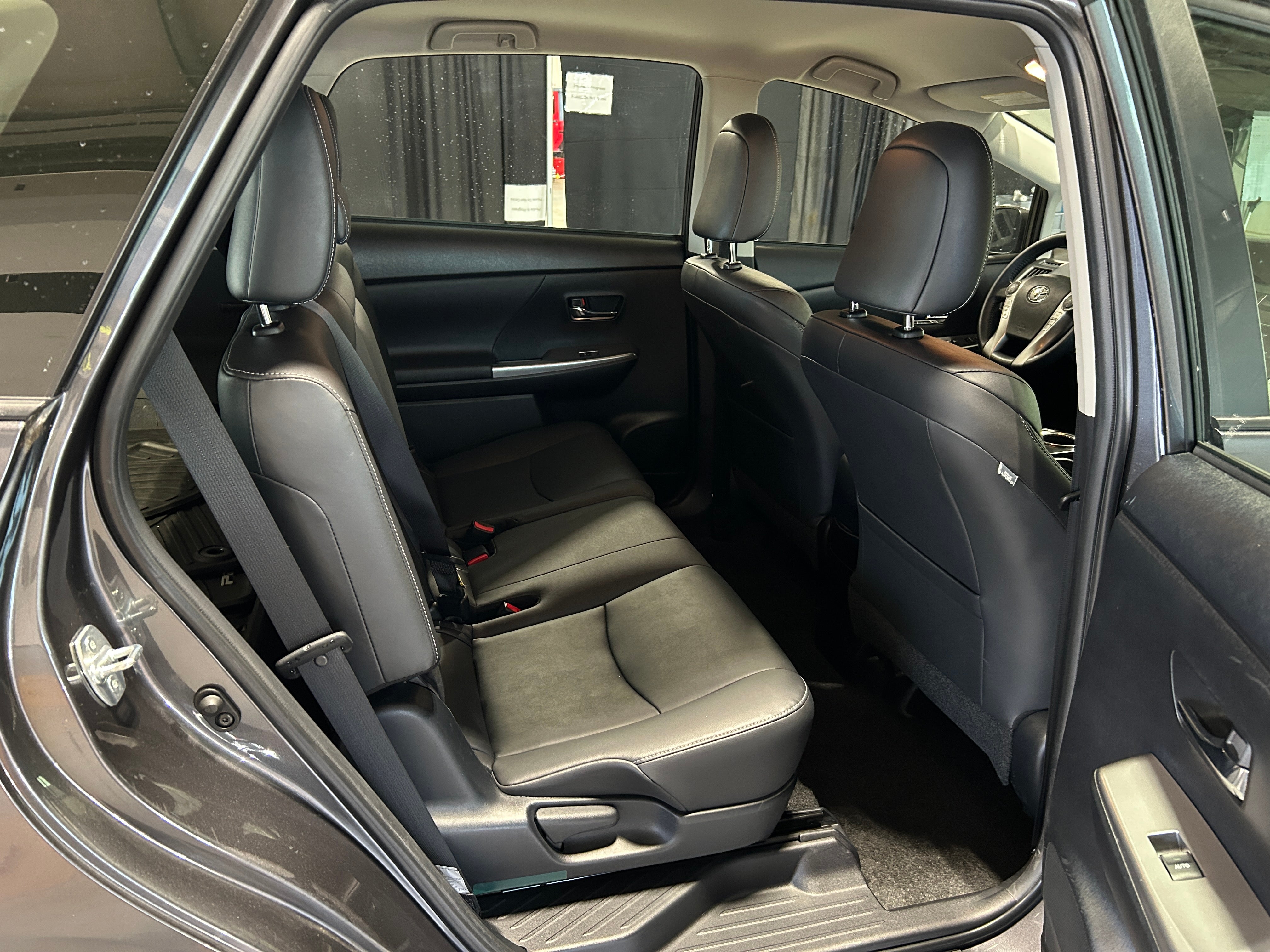 2016 Toyota Prius v Four 5