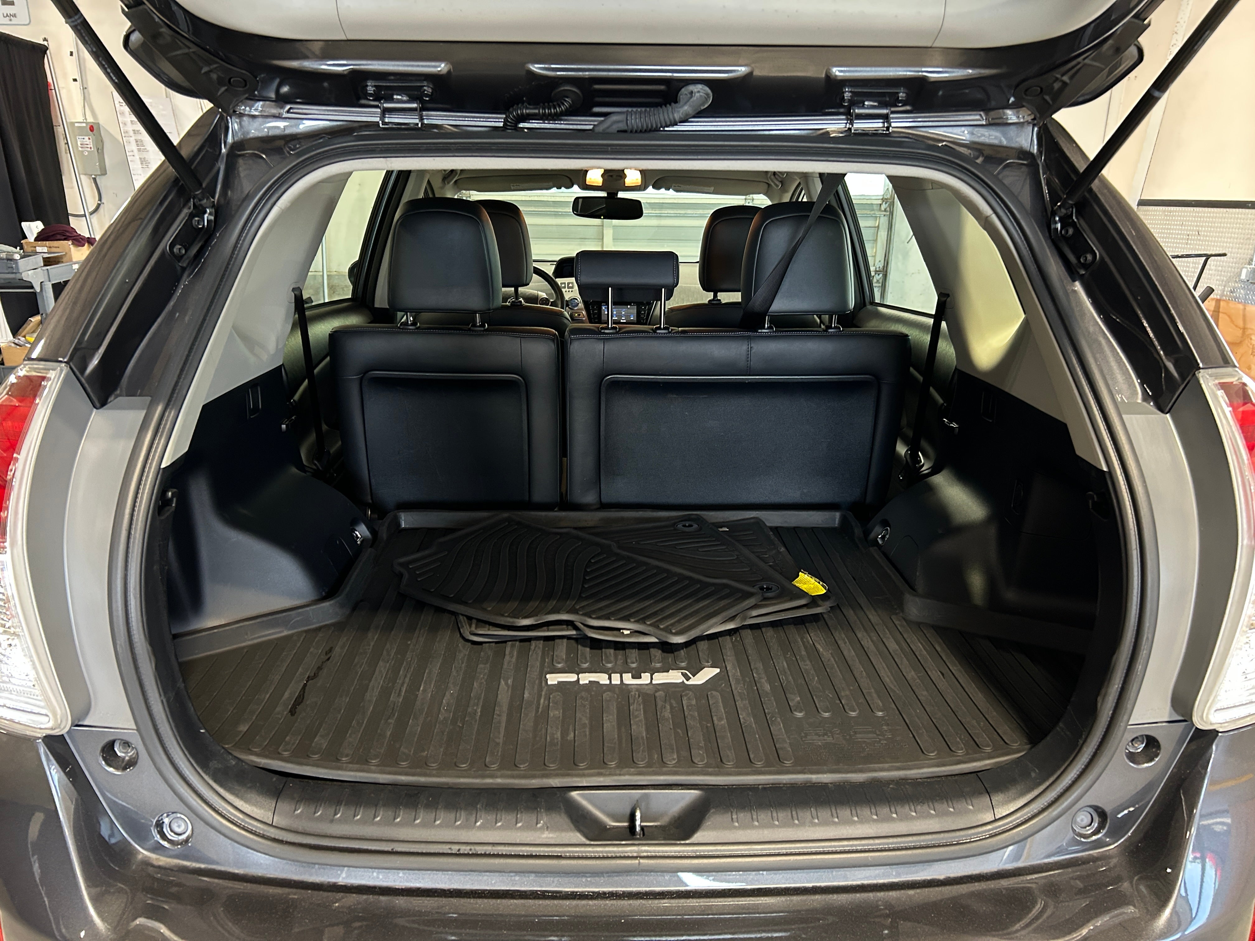 2016 Toyota Prius v Four 6