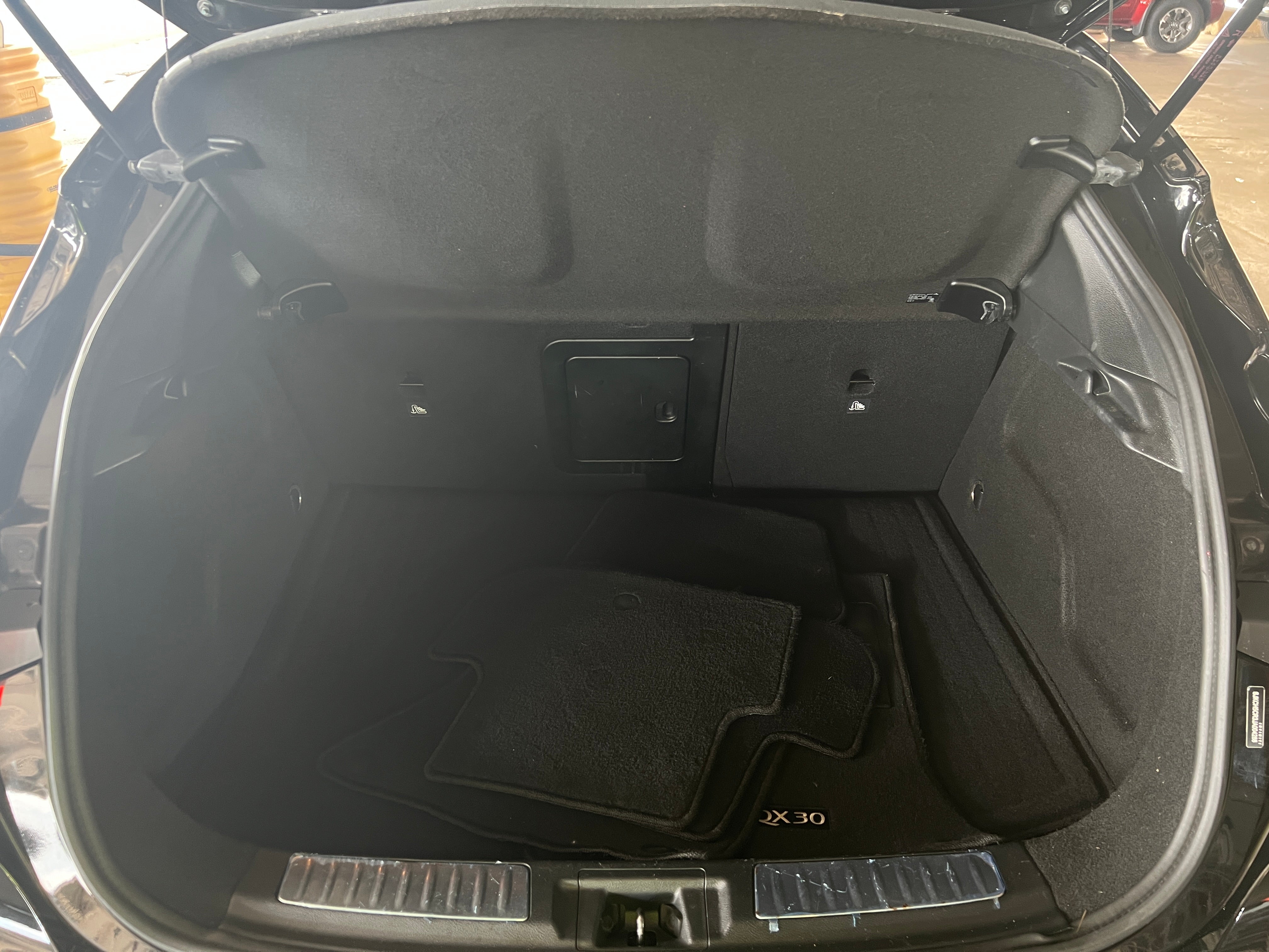 2018 INFINITI QX30 Essential 6