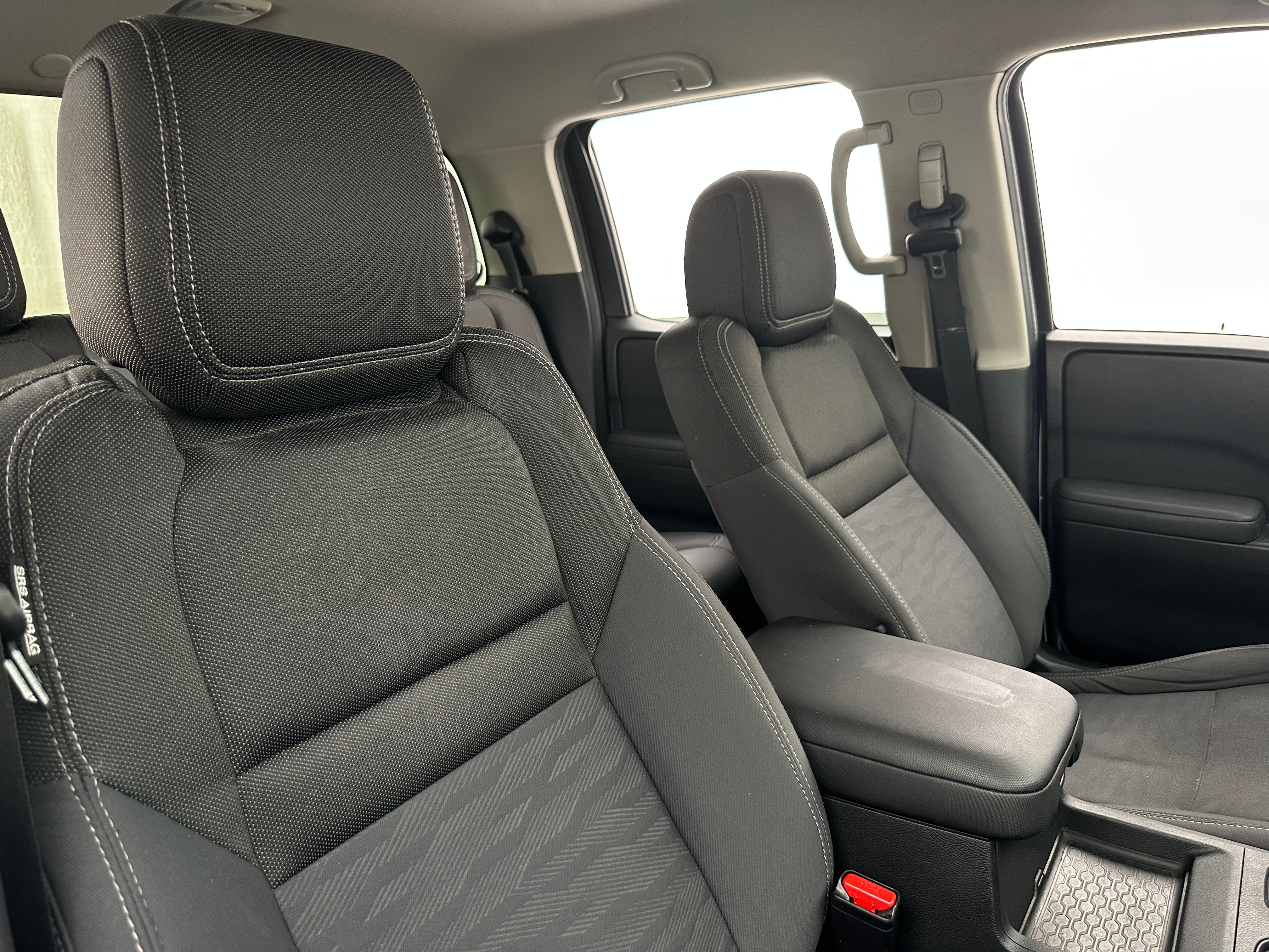 2022 Nissan Frontier SV 2