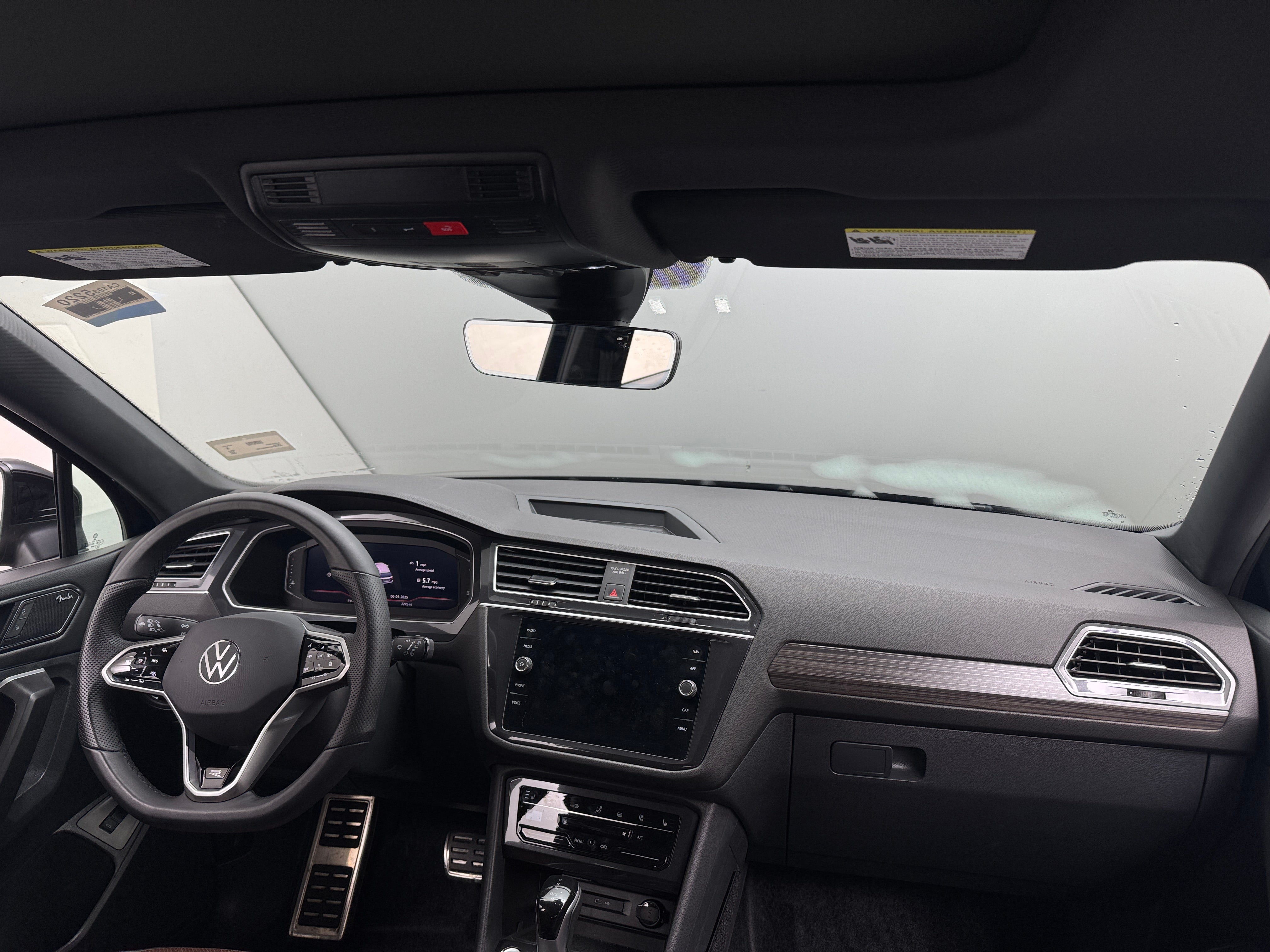 2024 Volkswagen Tiguan SE R-Line 2