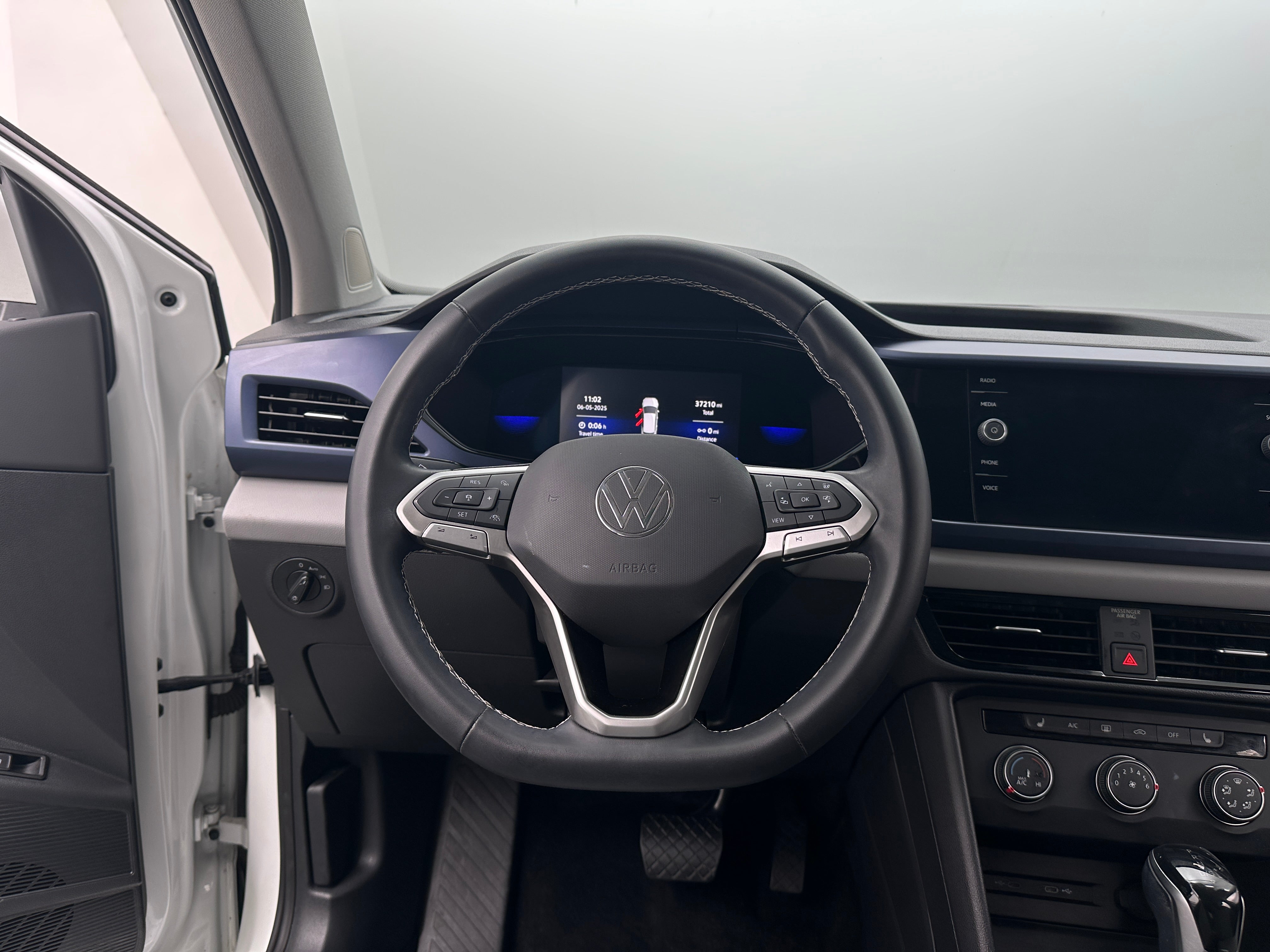 2022 Volkswagen Taos SE 4