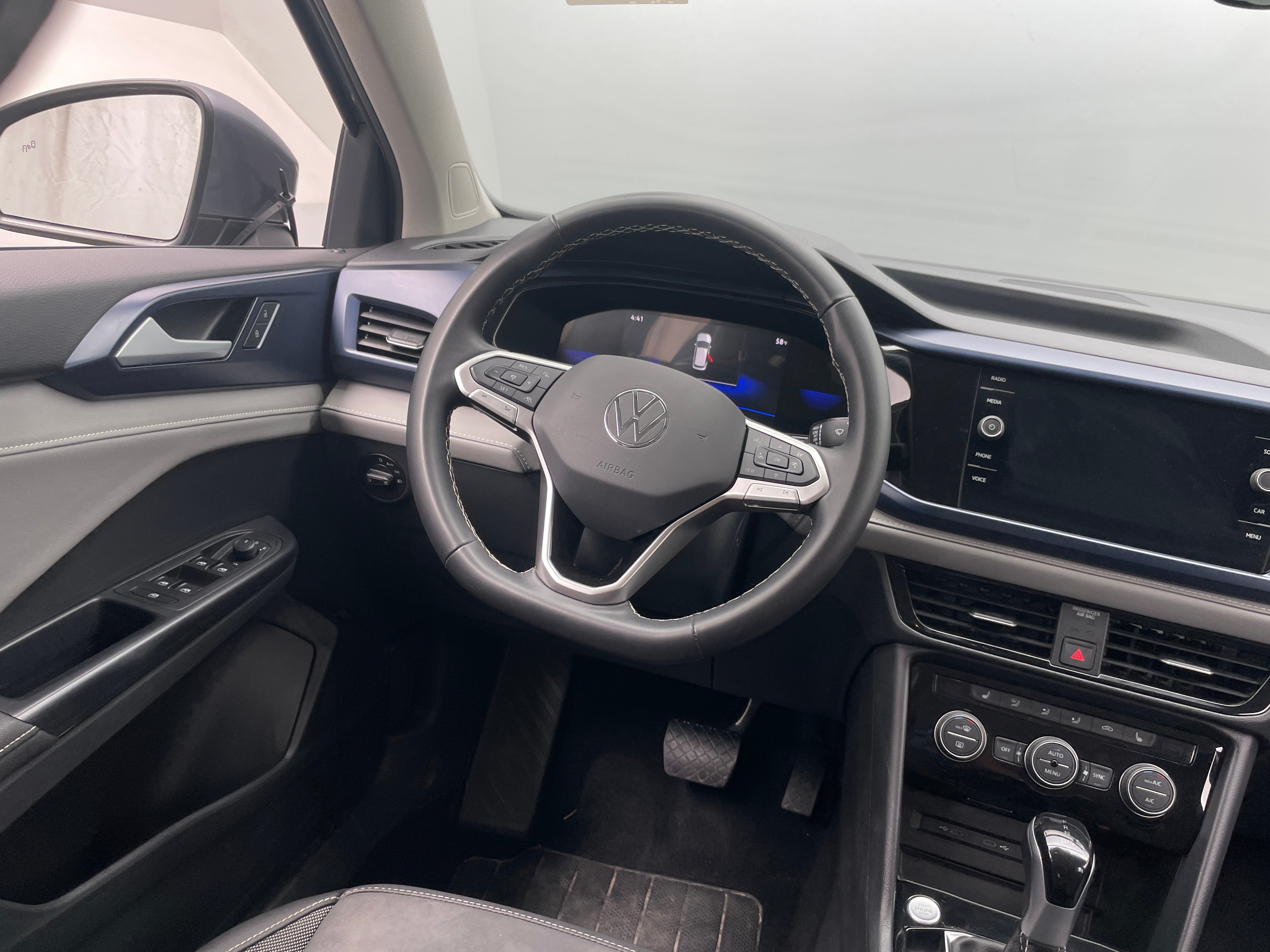 2024 Volkswagen Taos SE 4