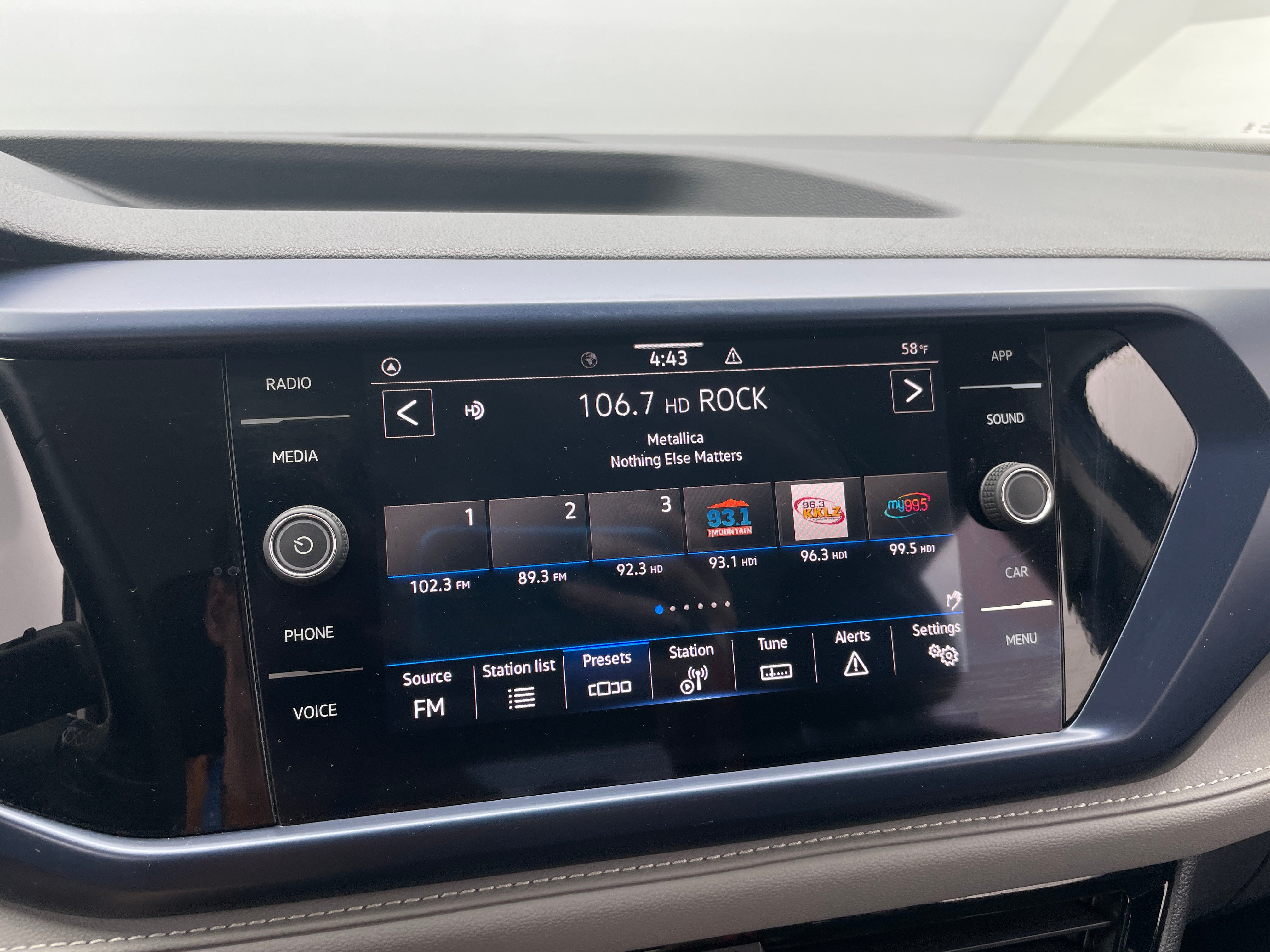 2024 Volkswagen Taos SE 3