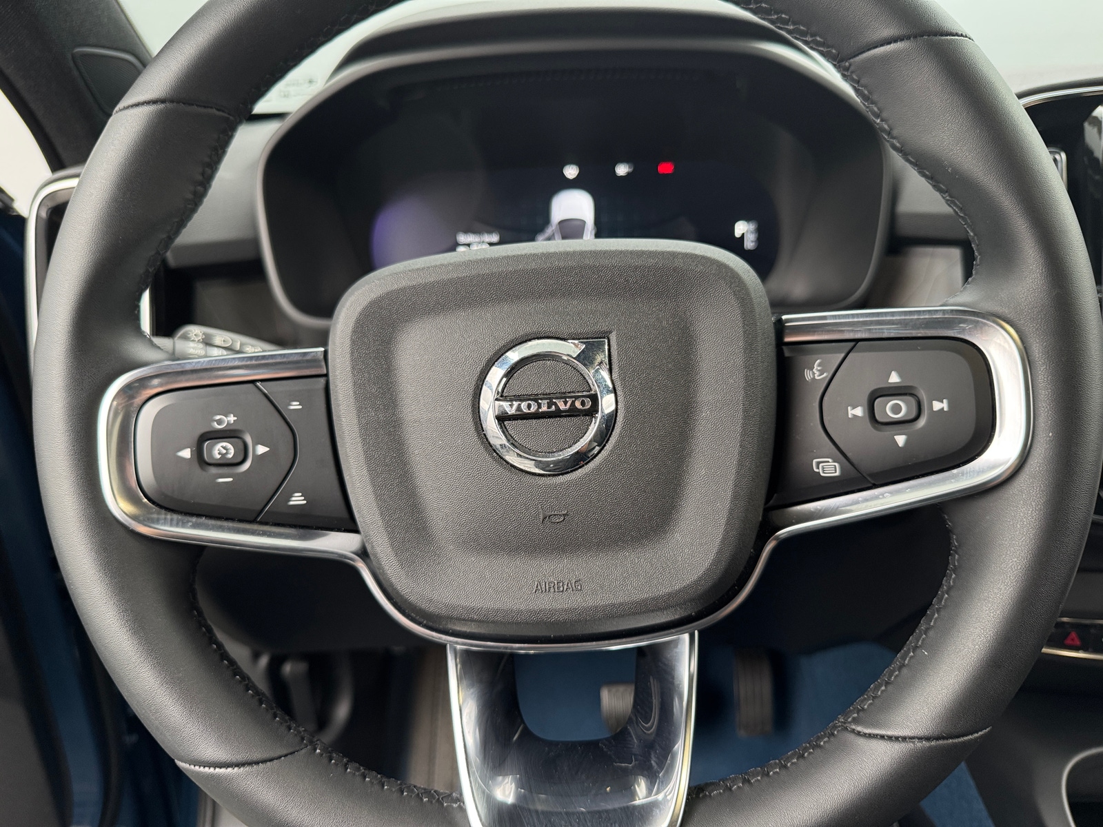 Thumbnail: 2022 Volvo C40 - 5