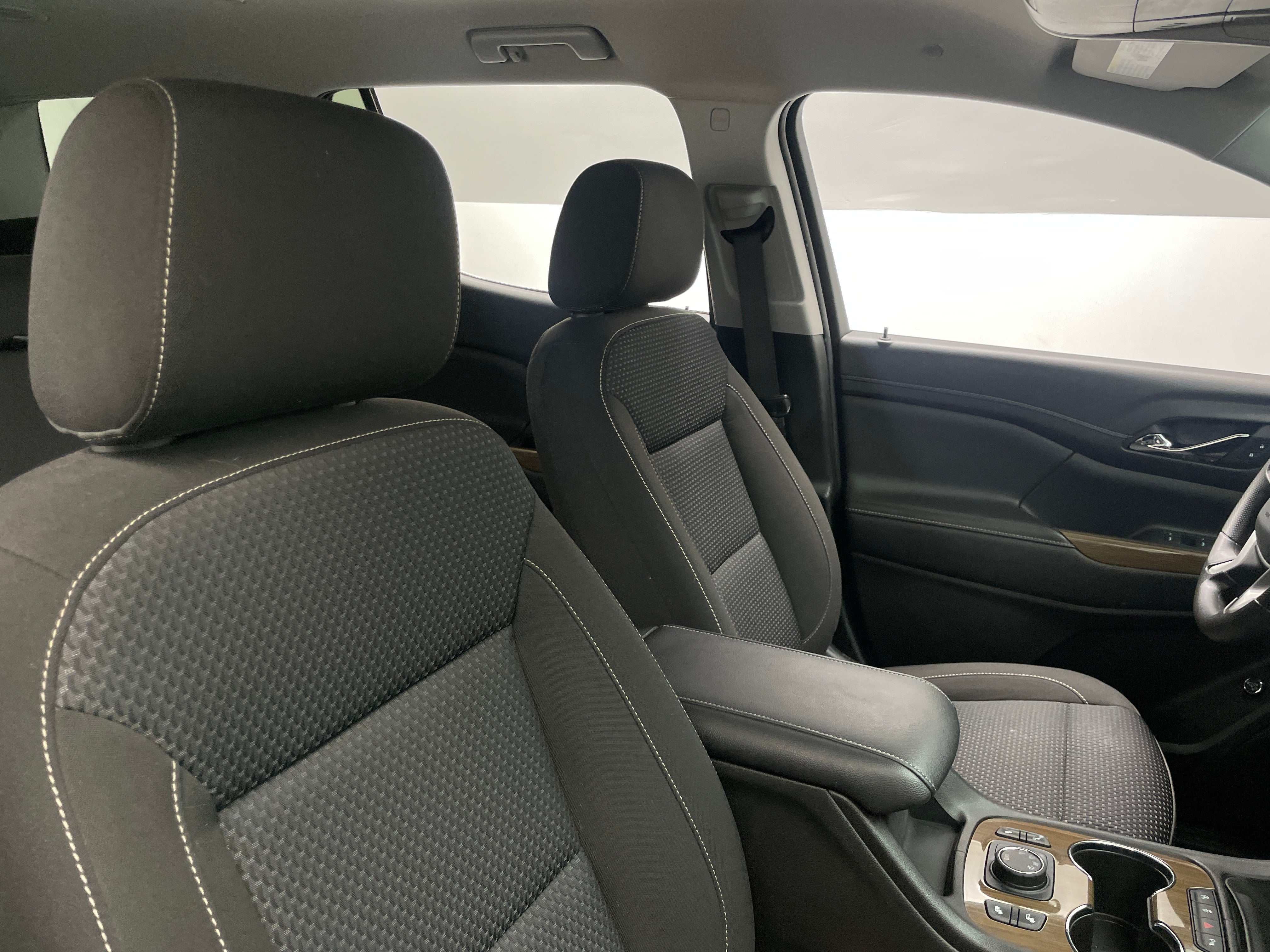 2022 GMC Acadia SLE 2