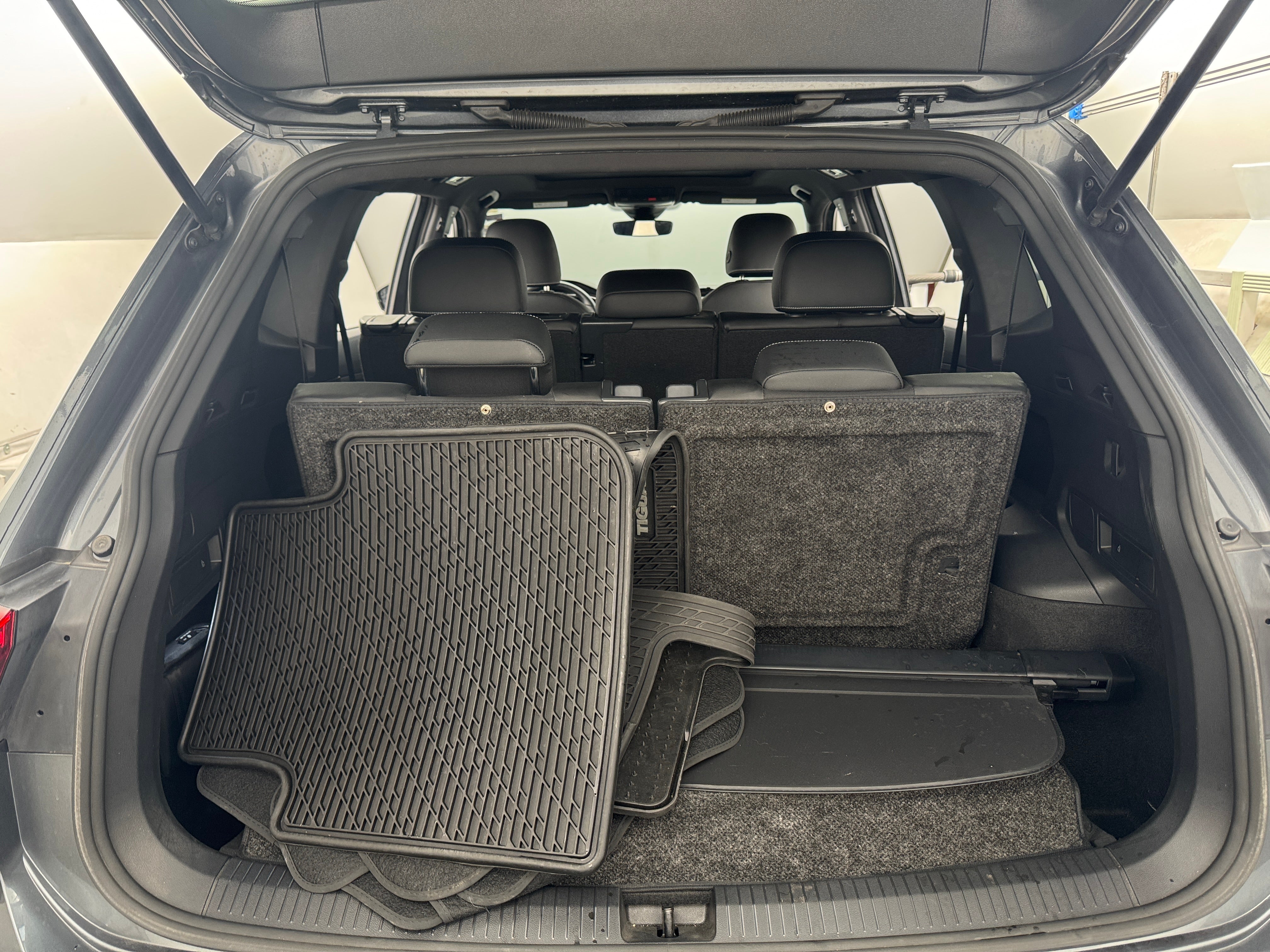 2023 Volkswagen Tiguan SE R-Line Black 6