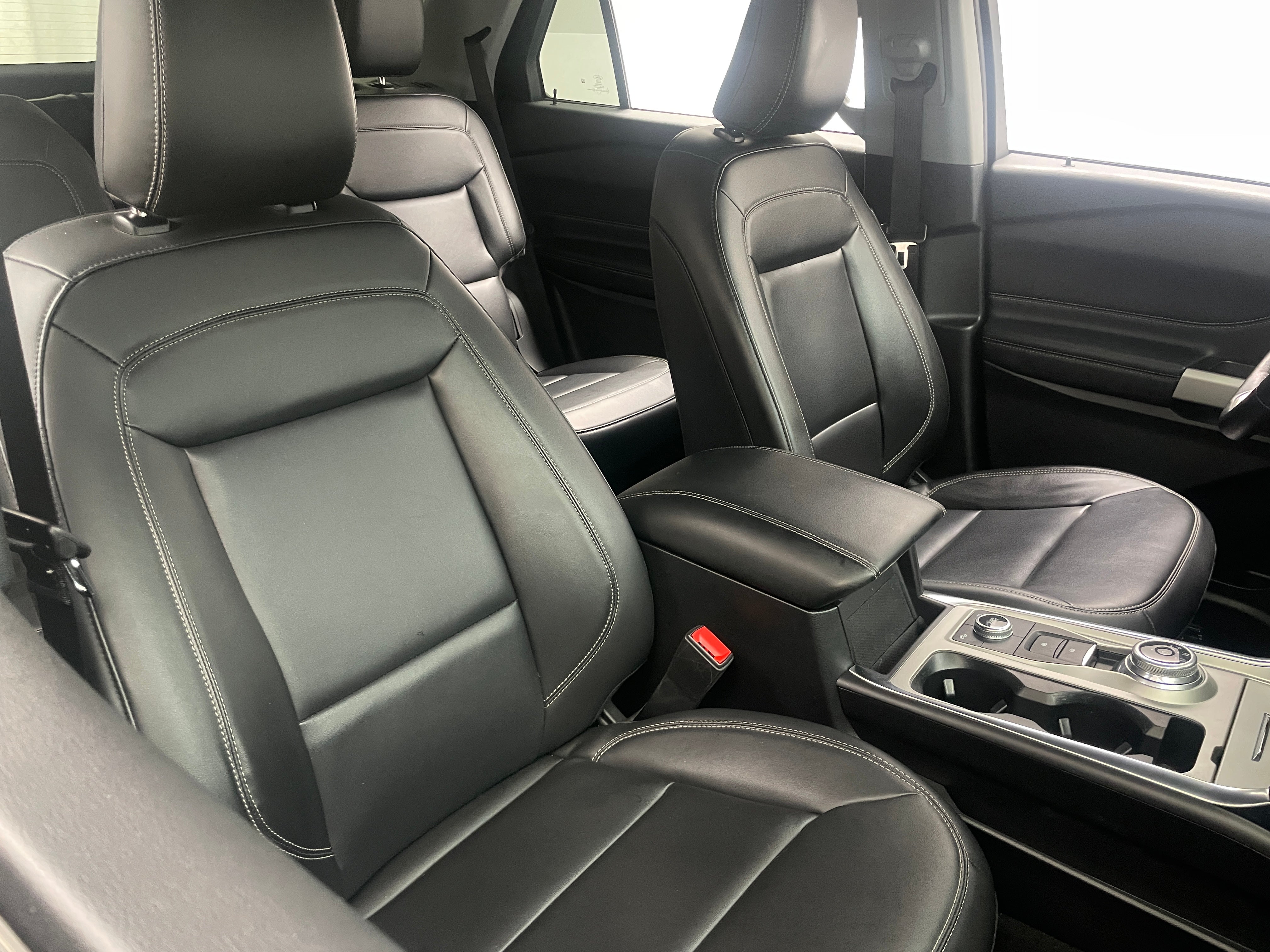 2022 Ford Explorer XLT 2
