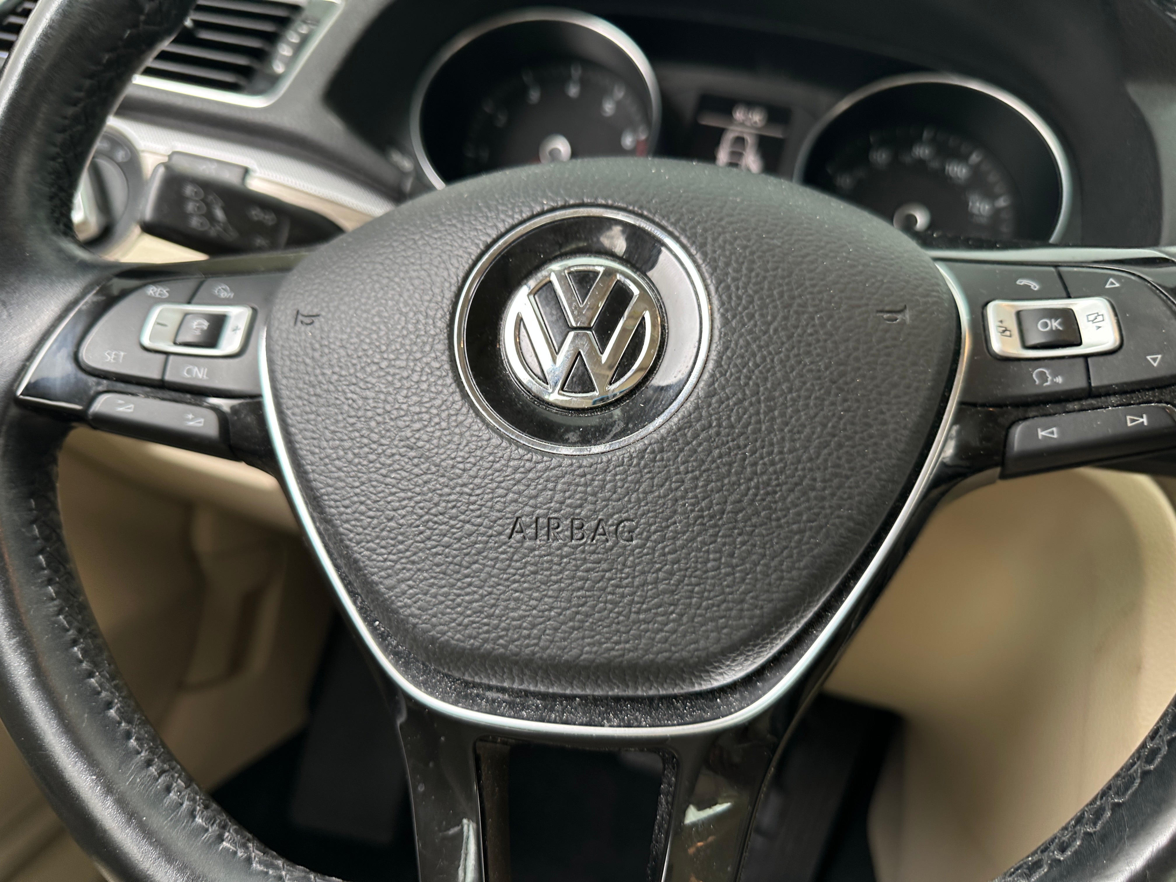 2016 Volkswagen Passat SE 4