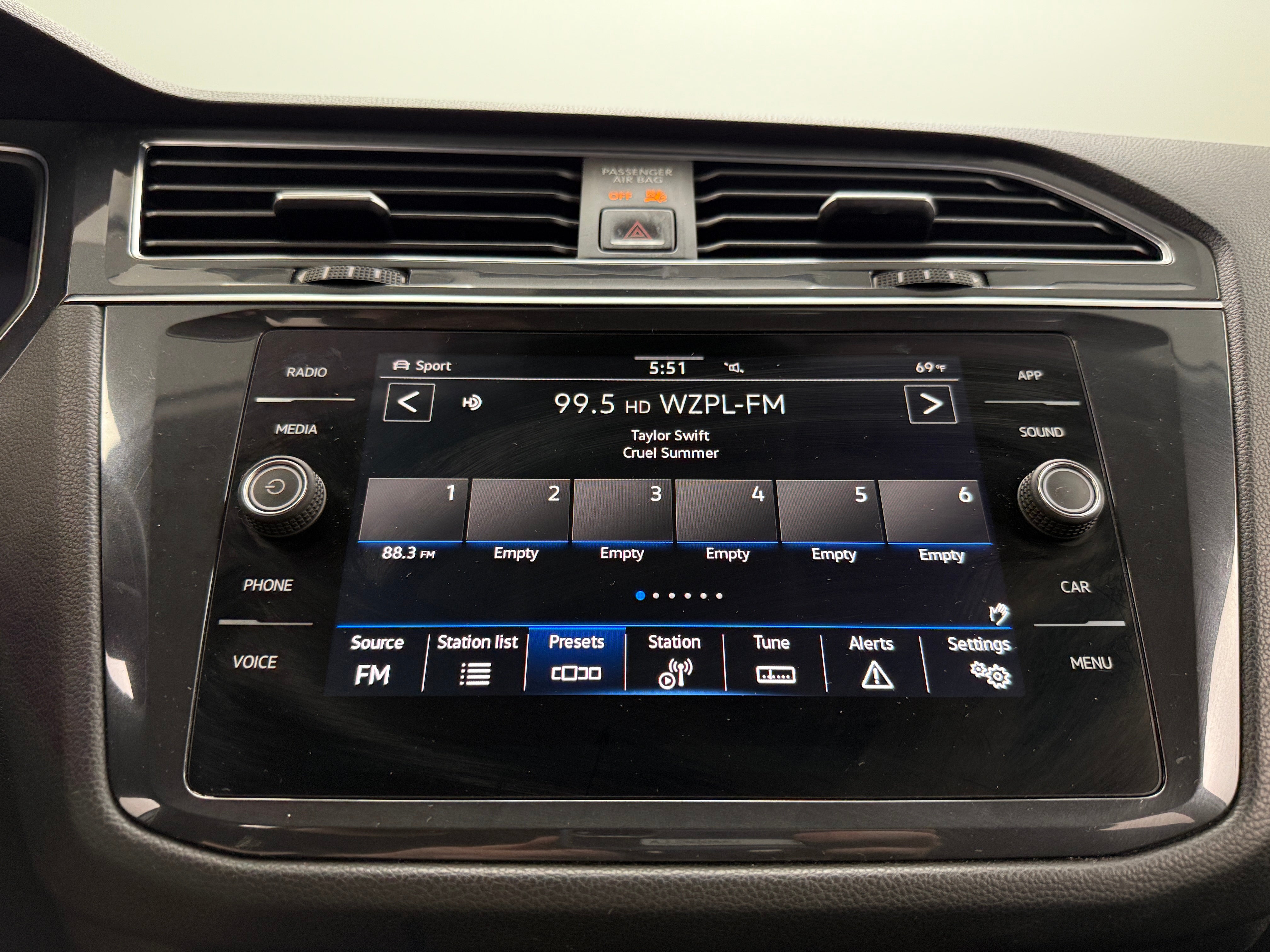 2022 Volkswagen Tiguan SE 3