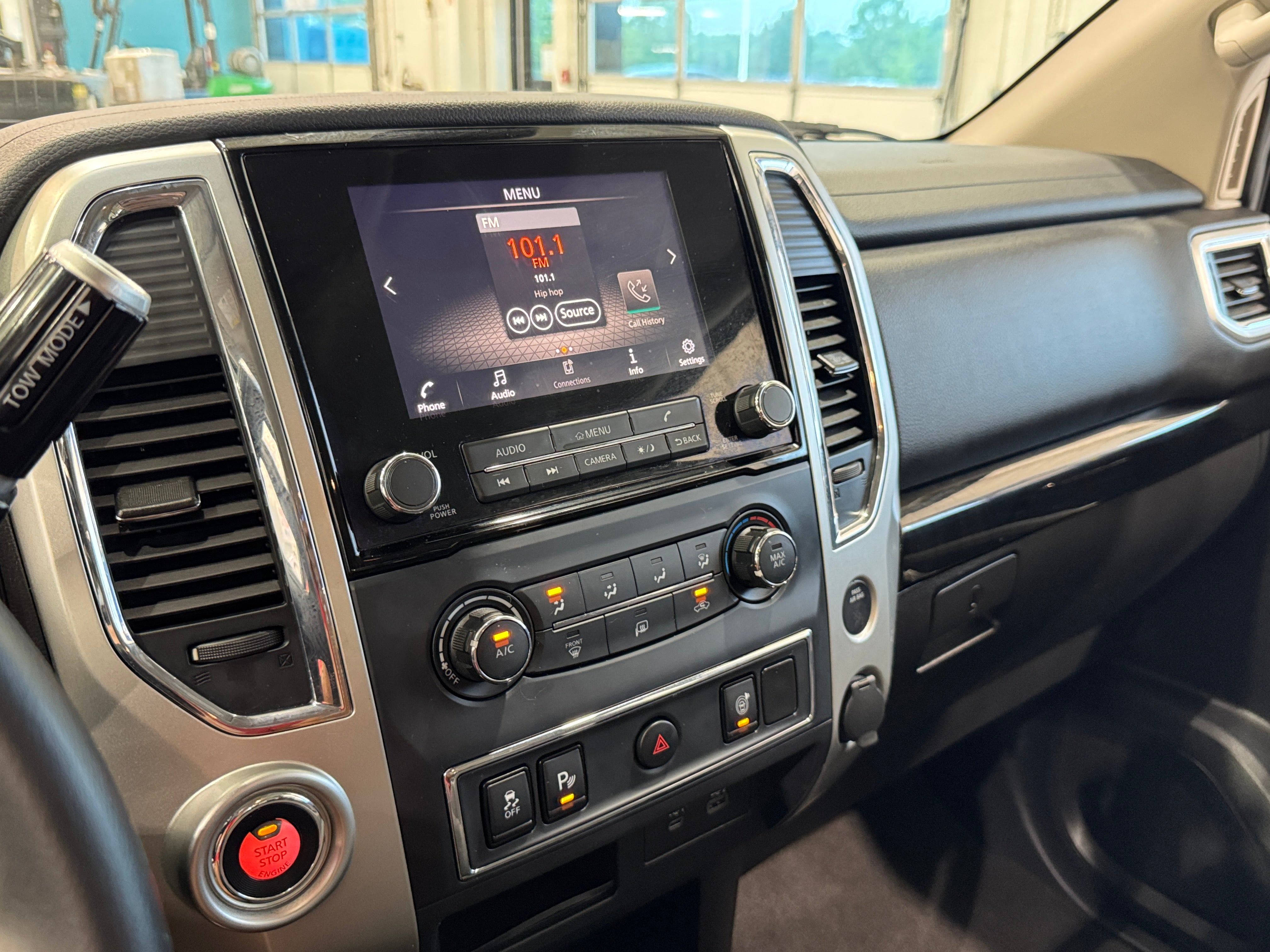 2021 Nissan Titan SV 4
