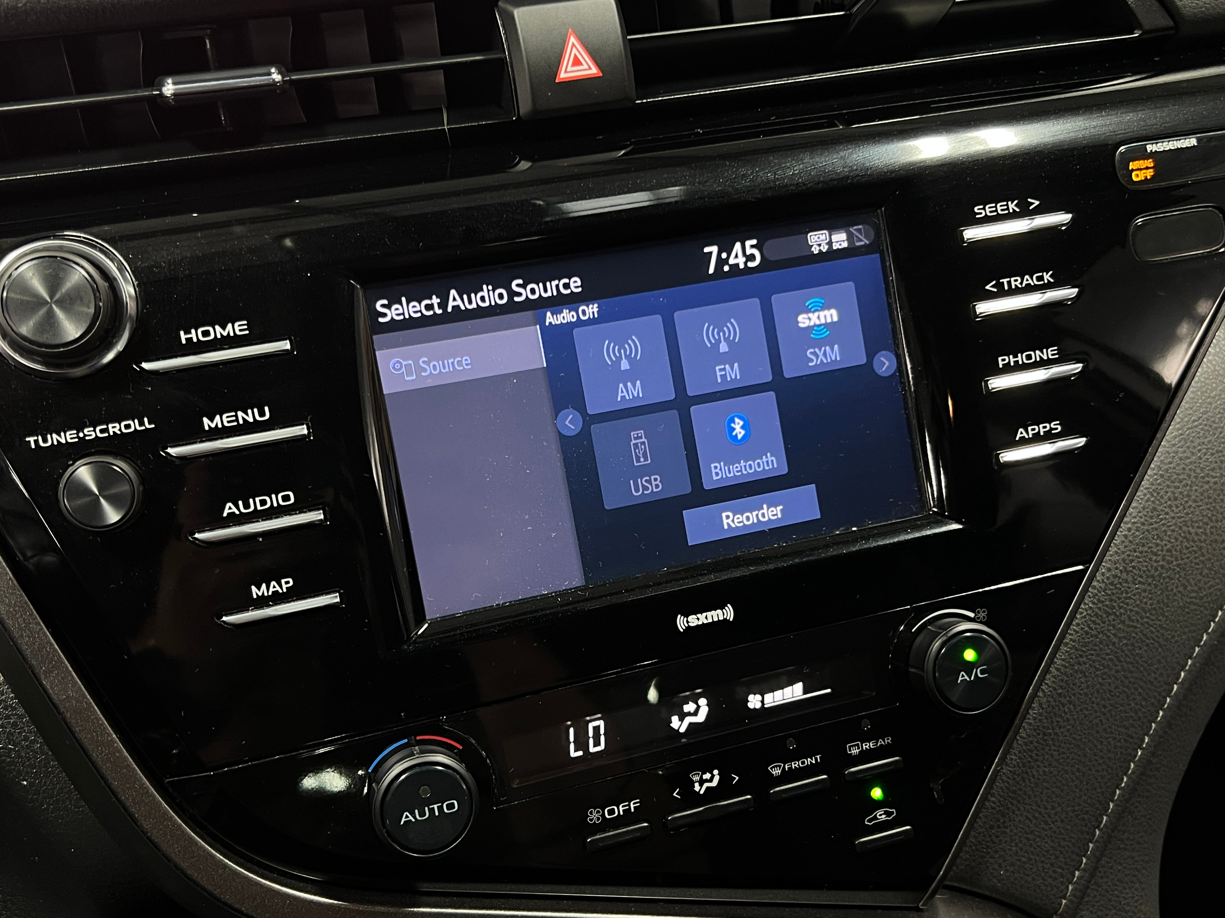 2020 Toyota Camry SE 3