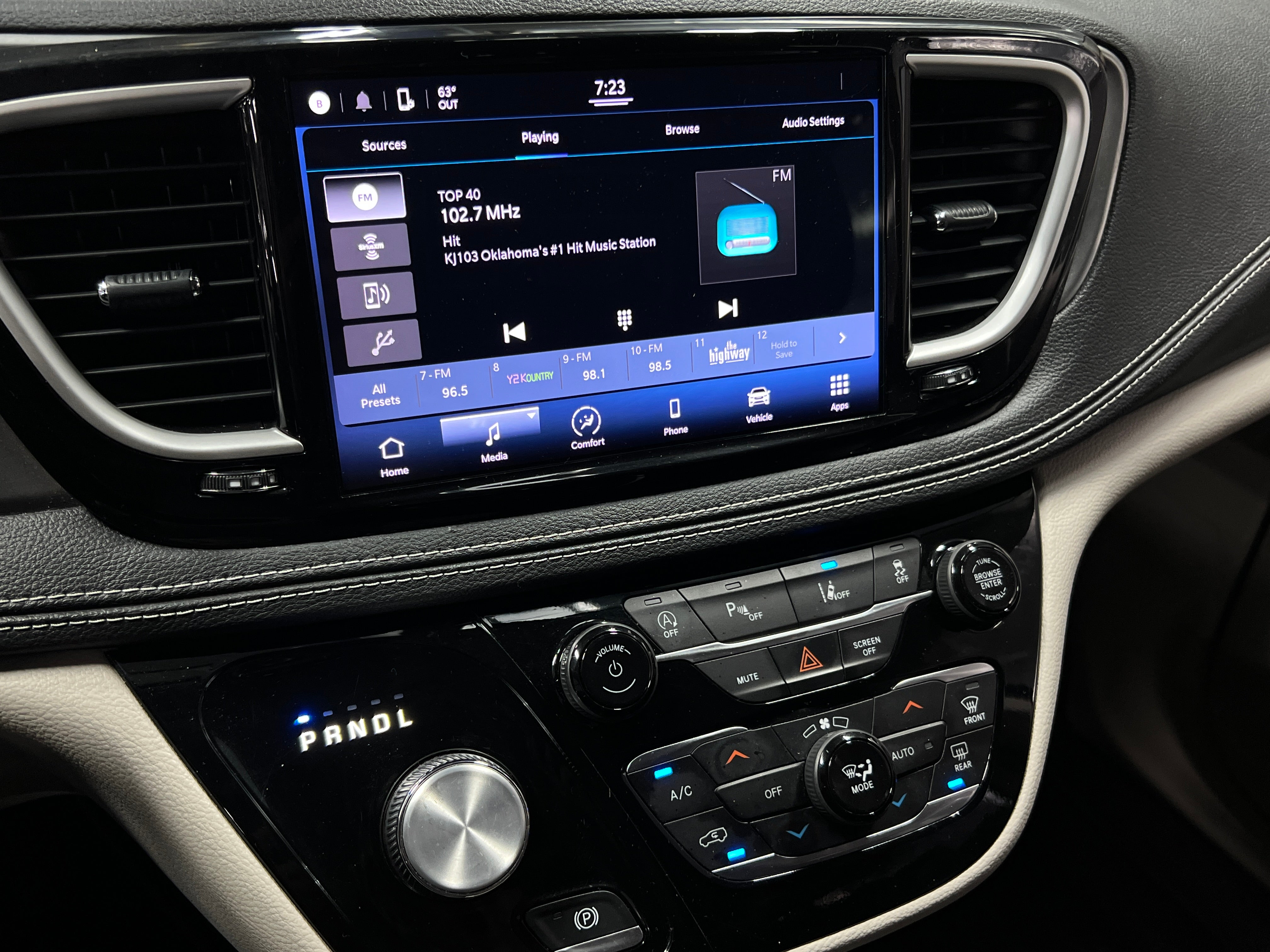 2022 Chrysler Pacifica Touring L 3