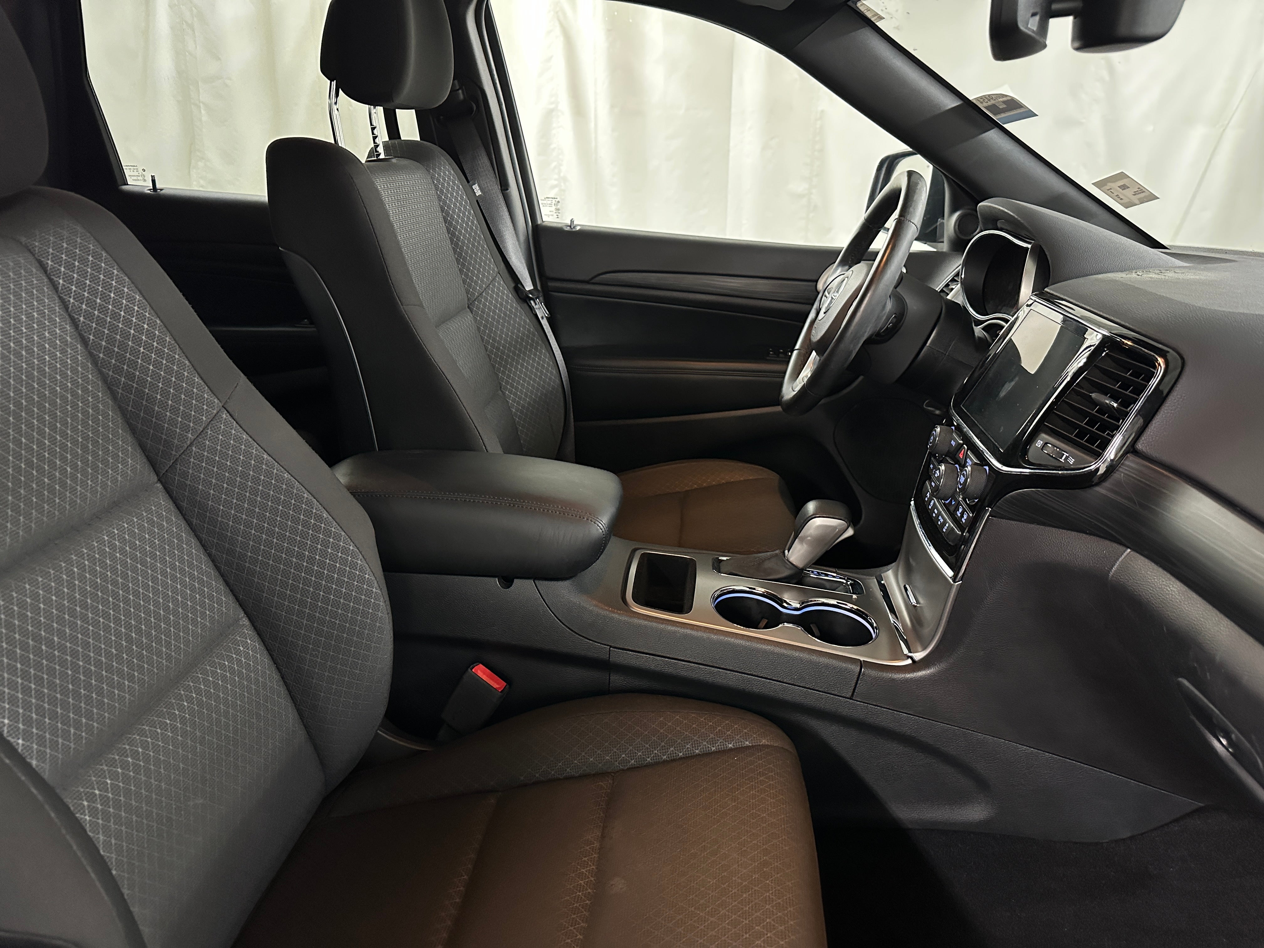 2020 Jeep Grand Cherokee Laredo 2