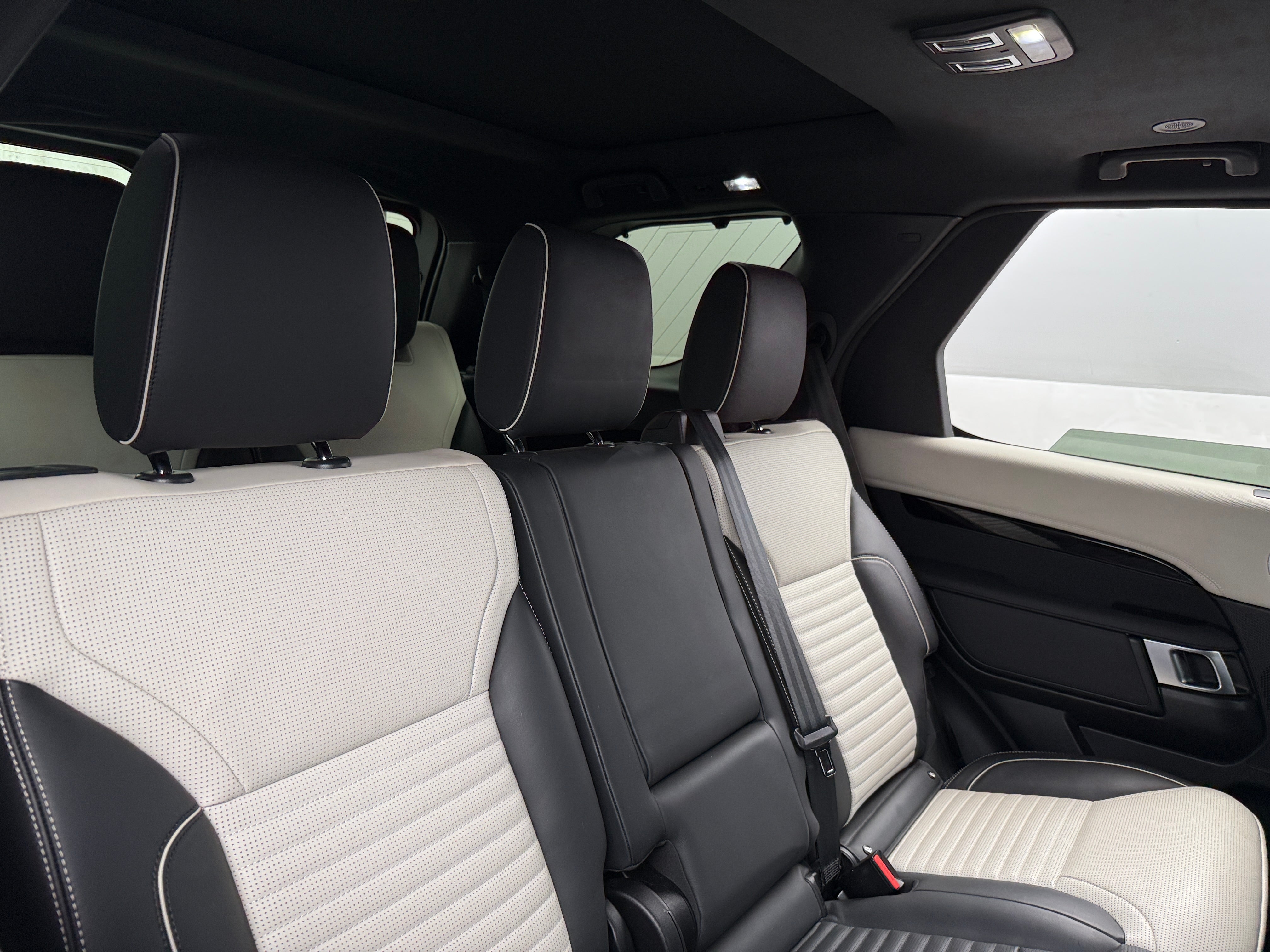 2022 Land Rover Discovery R-Dynamic S 5