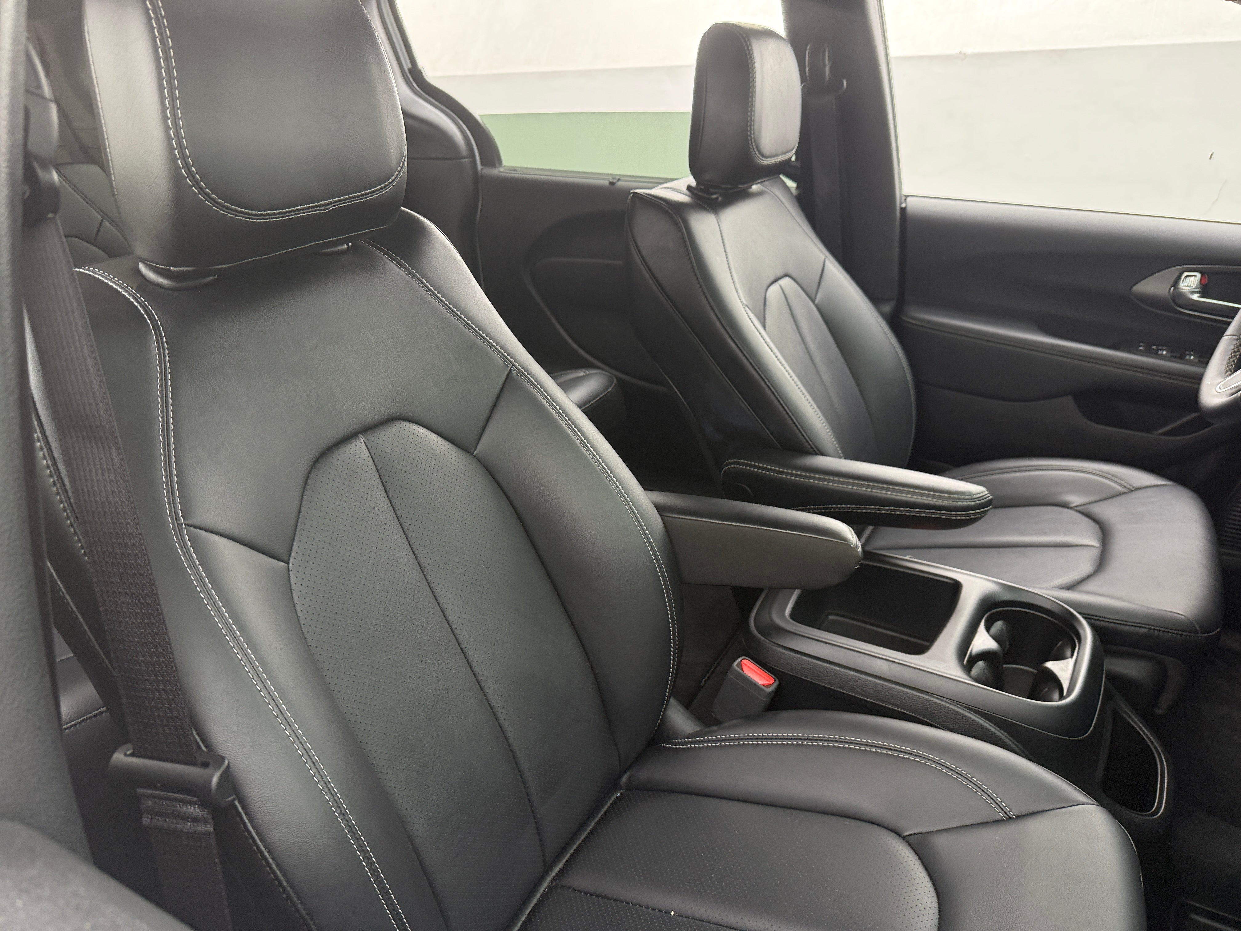 2025 Chrysler Pacifica Select 2