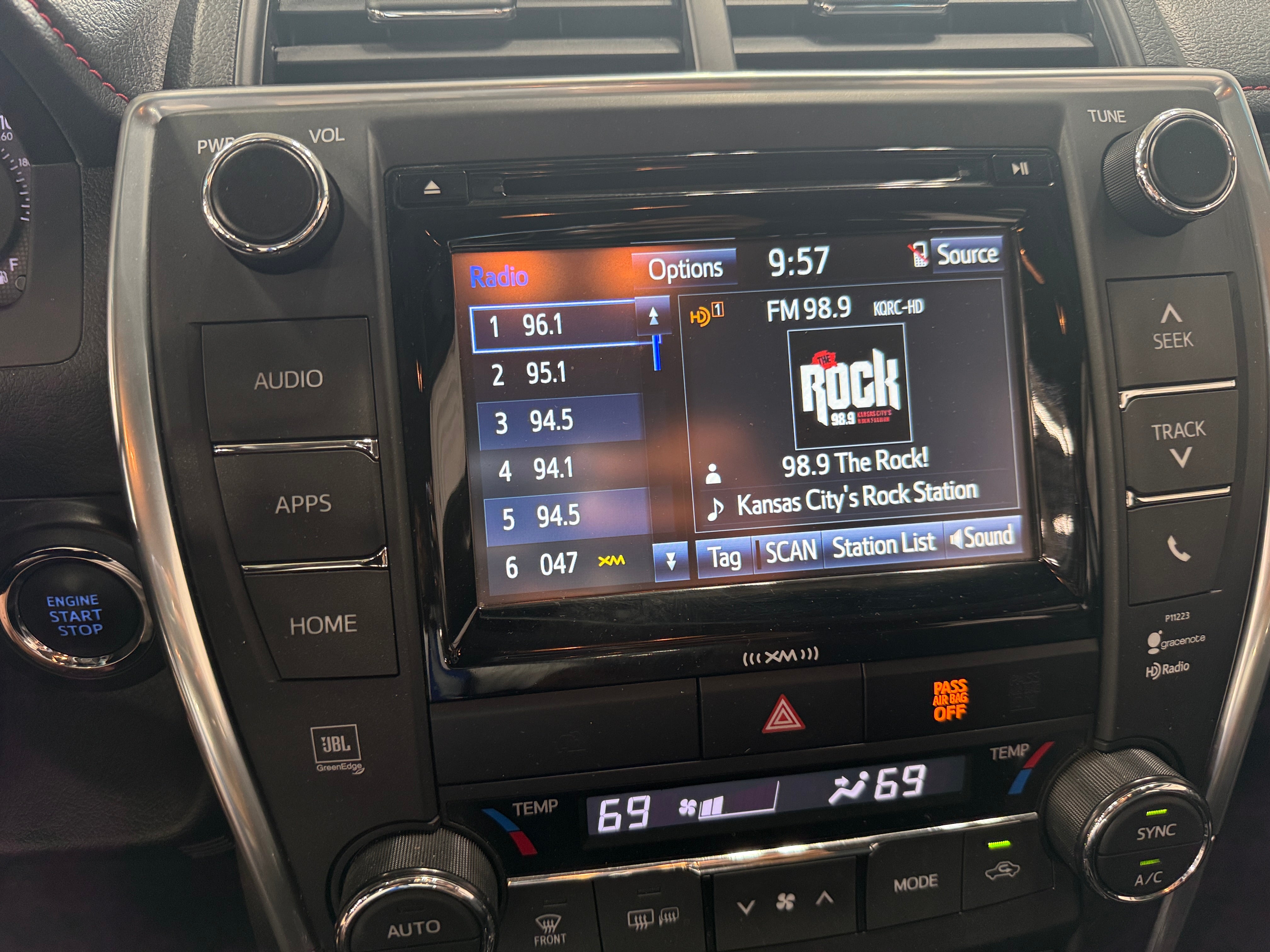 2017 Toyota Camry XSE 3