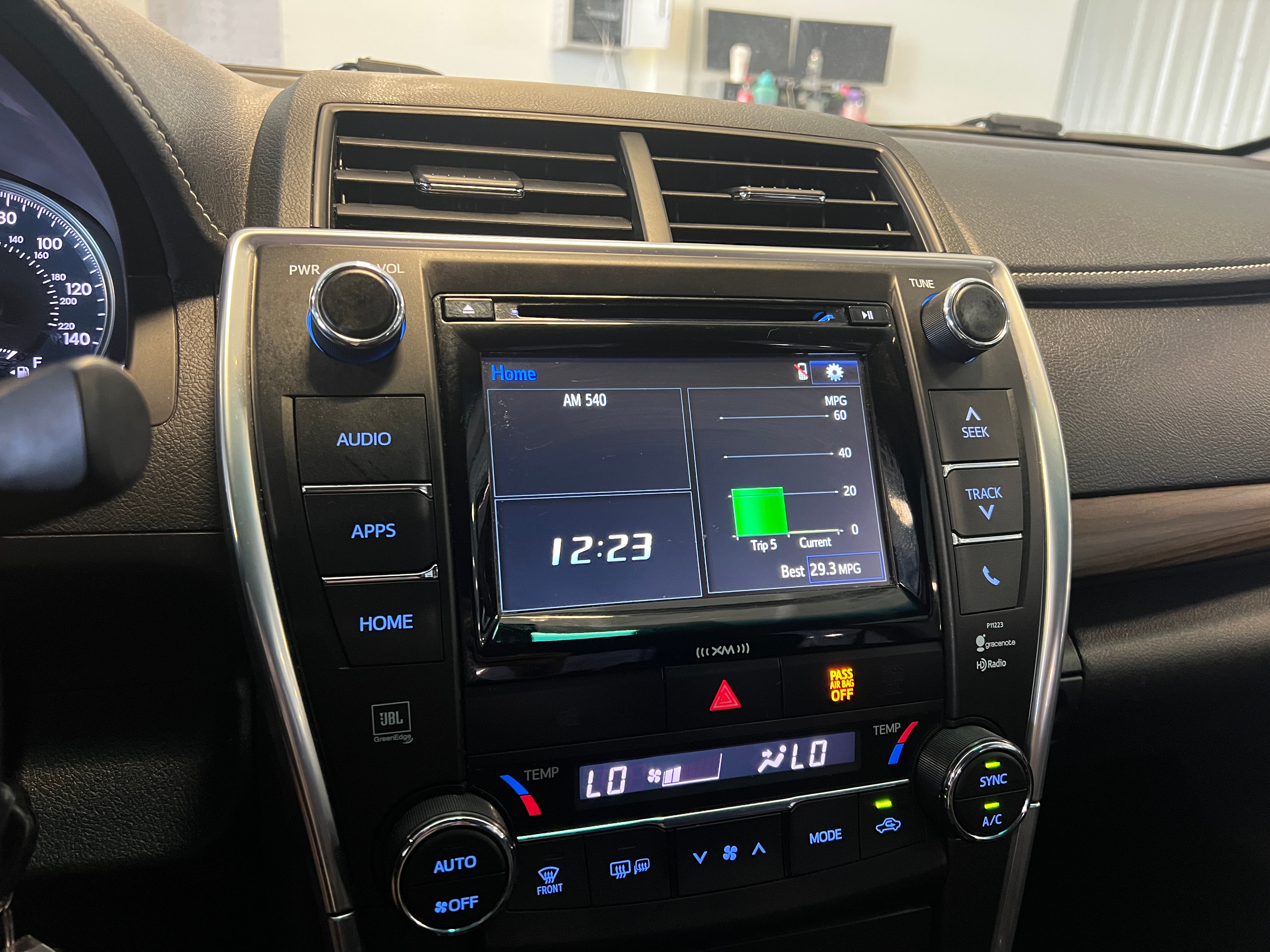 2017 Toyota Camry XLE 3