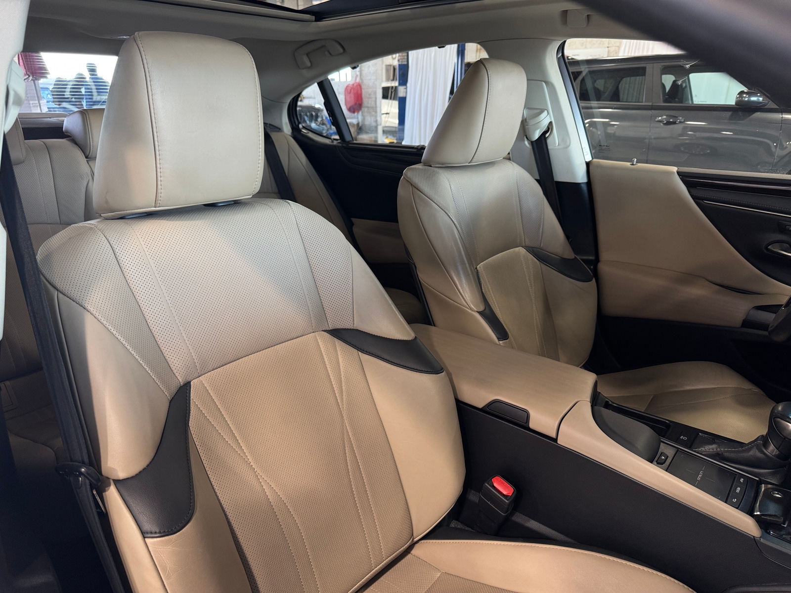Thumbnail: 2019 Lexus ES - 2