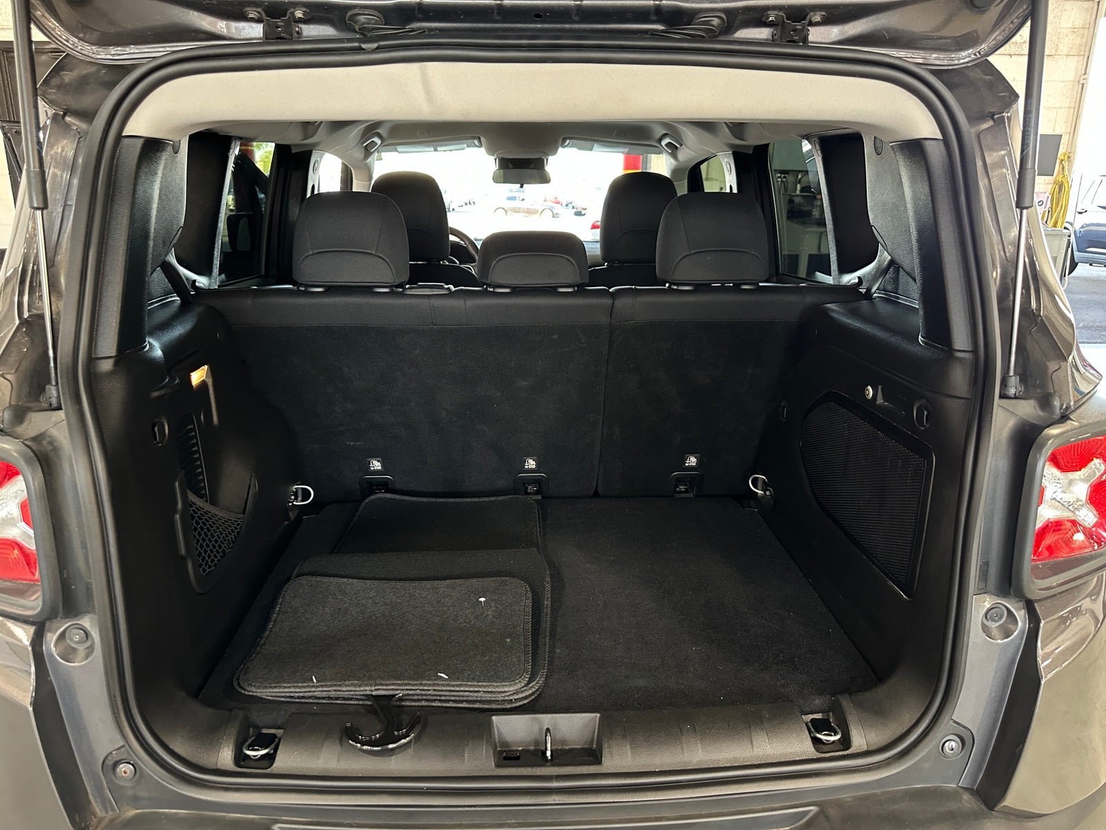 Thumbnail: 2019 Jeep Renegade - 7