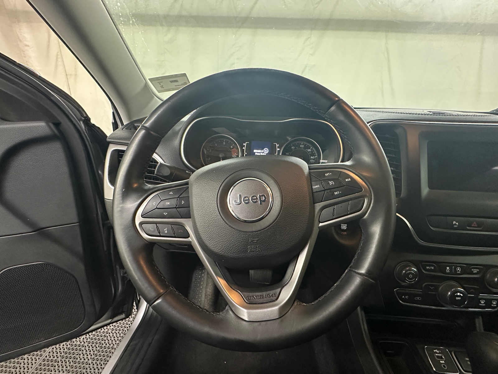 Thumbnail: 2019 Jeep Cherokee - 5