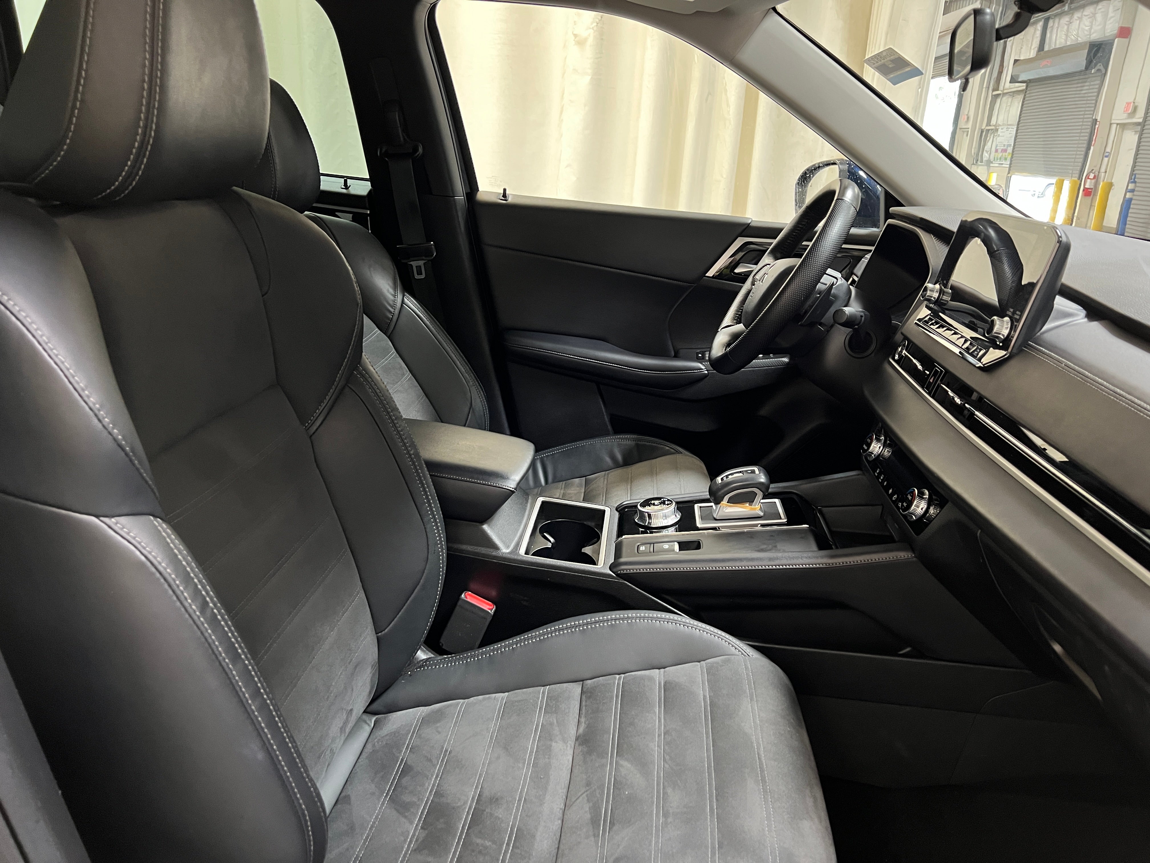 2023 Mitsubishi Outlander SE 2
