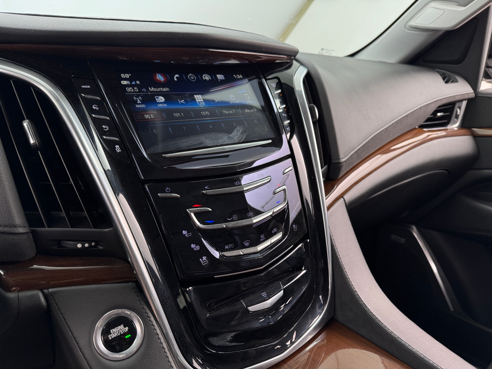 Thumbnail: 2020 Cadillac Escalade - 3