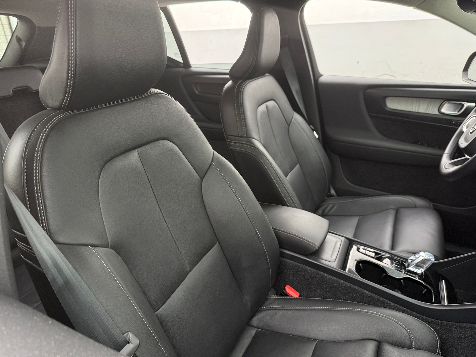 Thumbnail: 2025 Volvo XC40 - 2