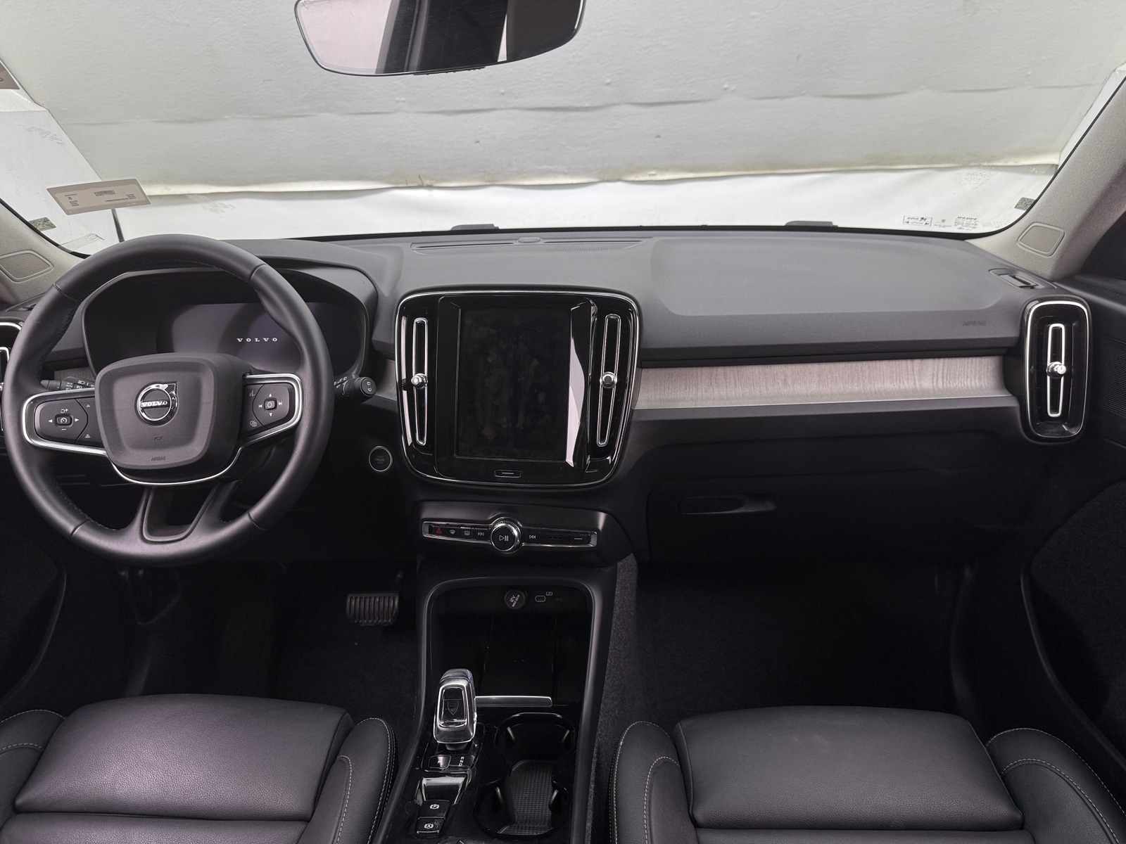 Thumbnail: 2025 Volvo XC40 - 3