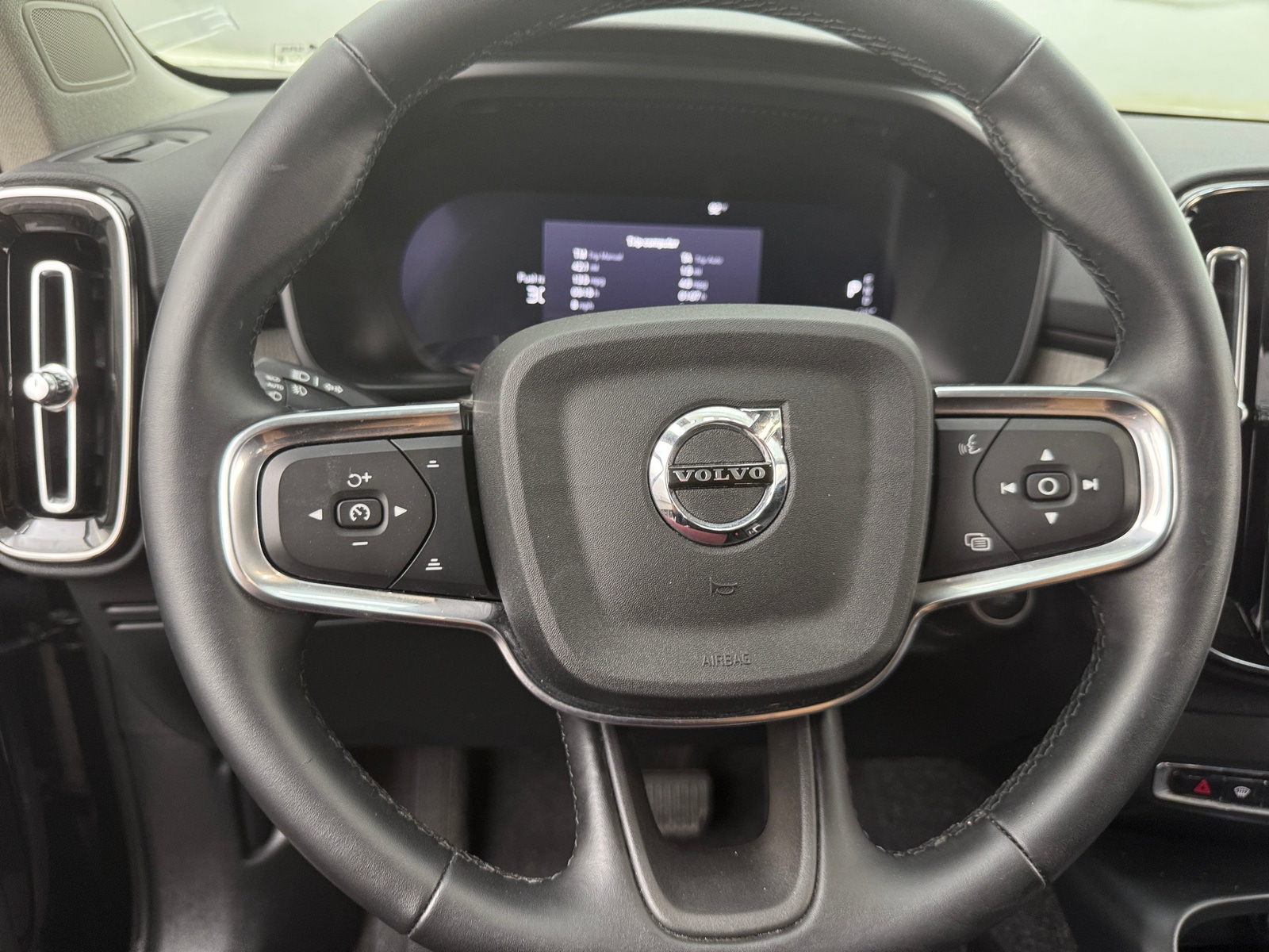 Thumbnail: 2025 Volvo XC40 - 5