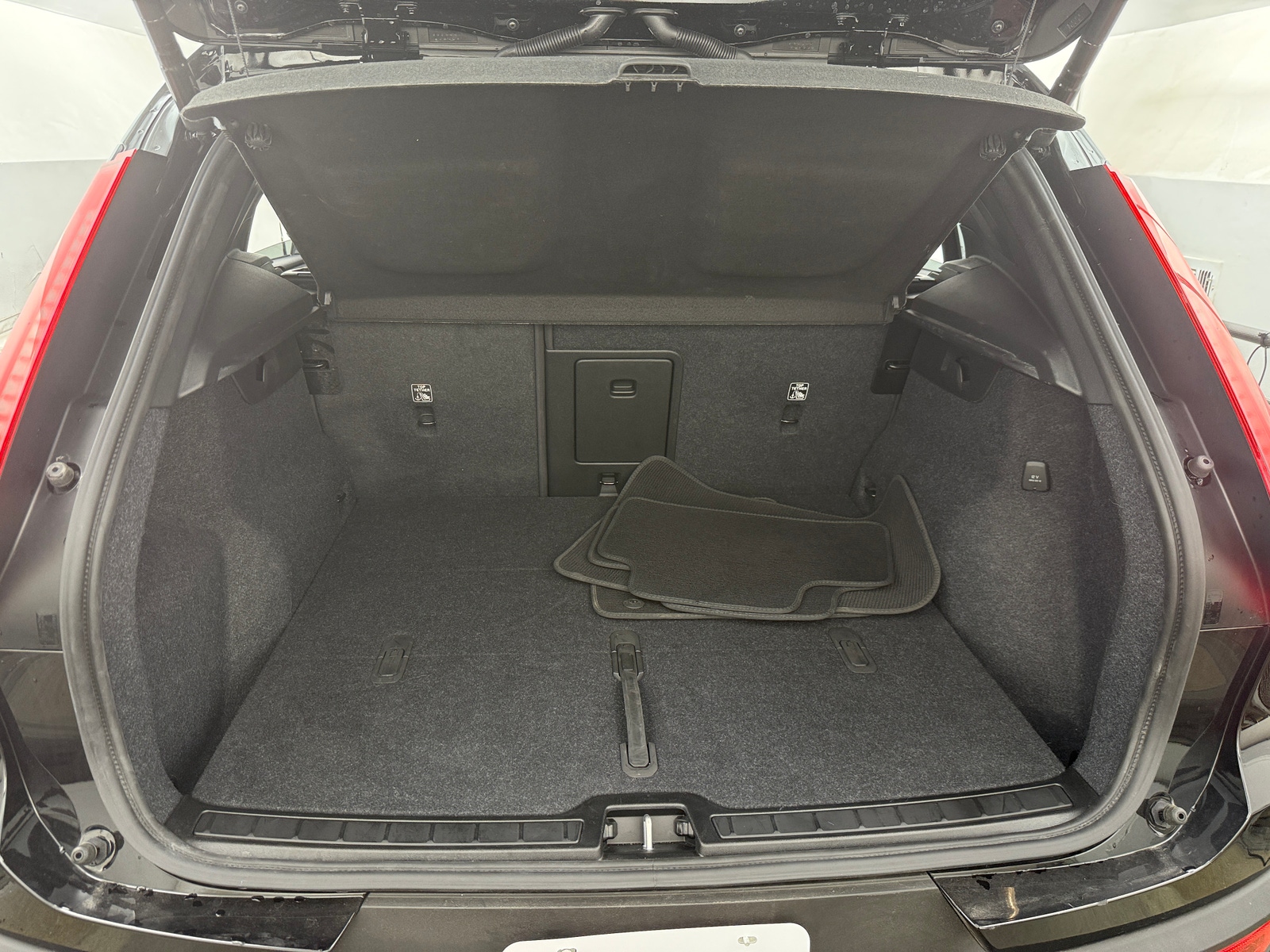 Thumbnail: 2025 Volvo XC40 - 7