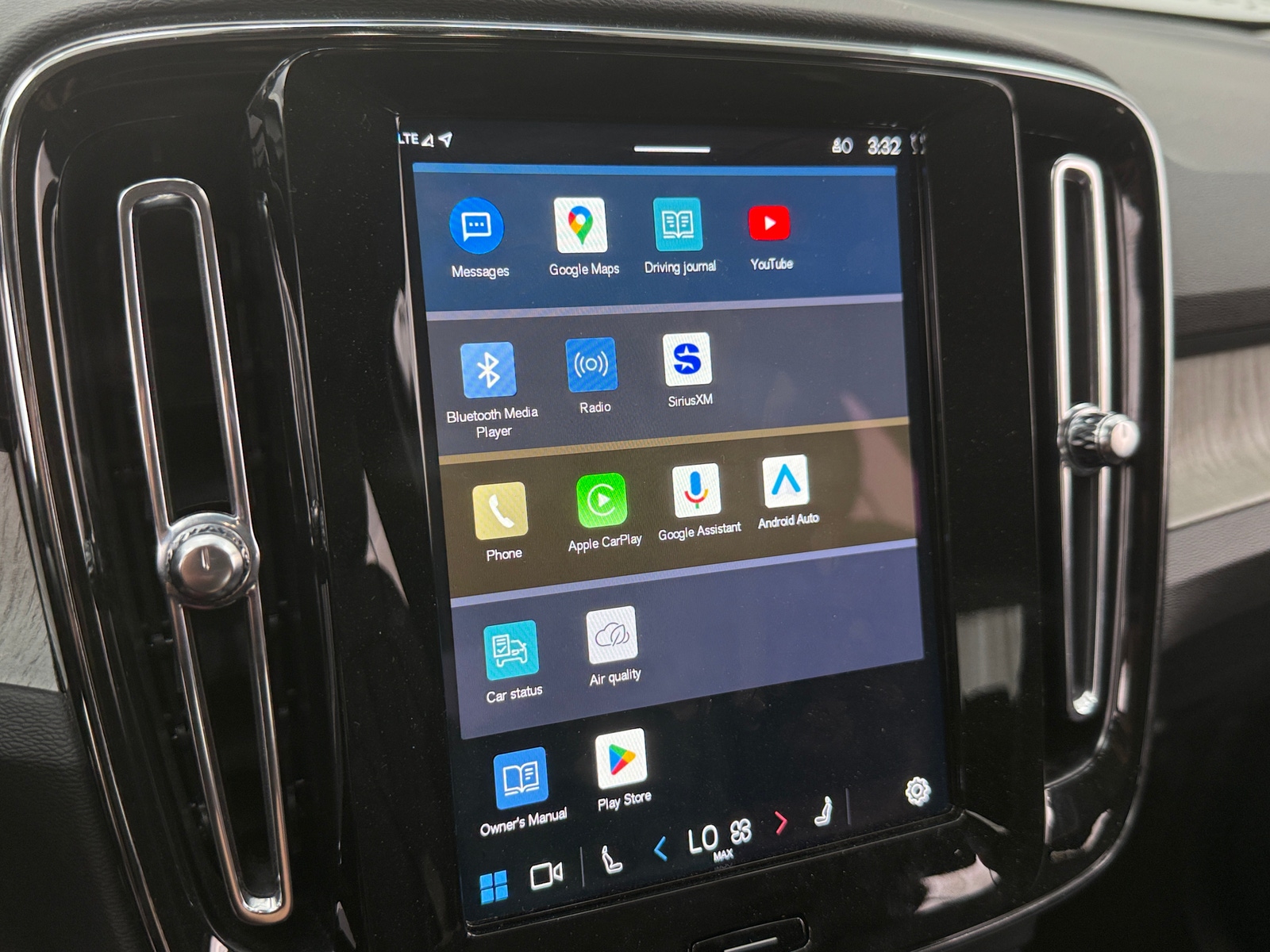 Thumbnail: 2025 Volvo XC40 - 4