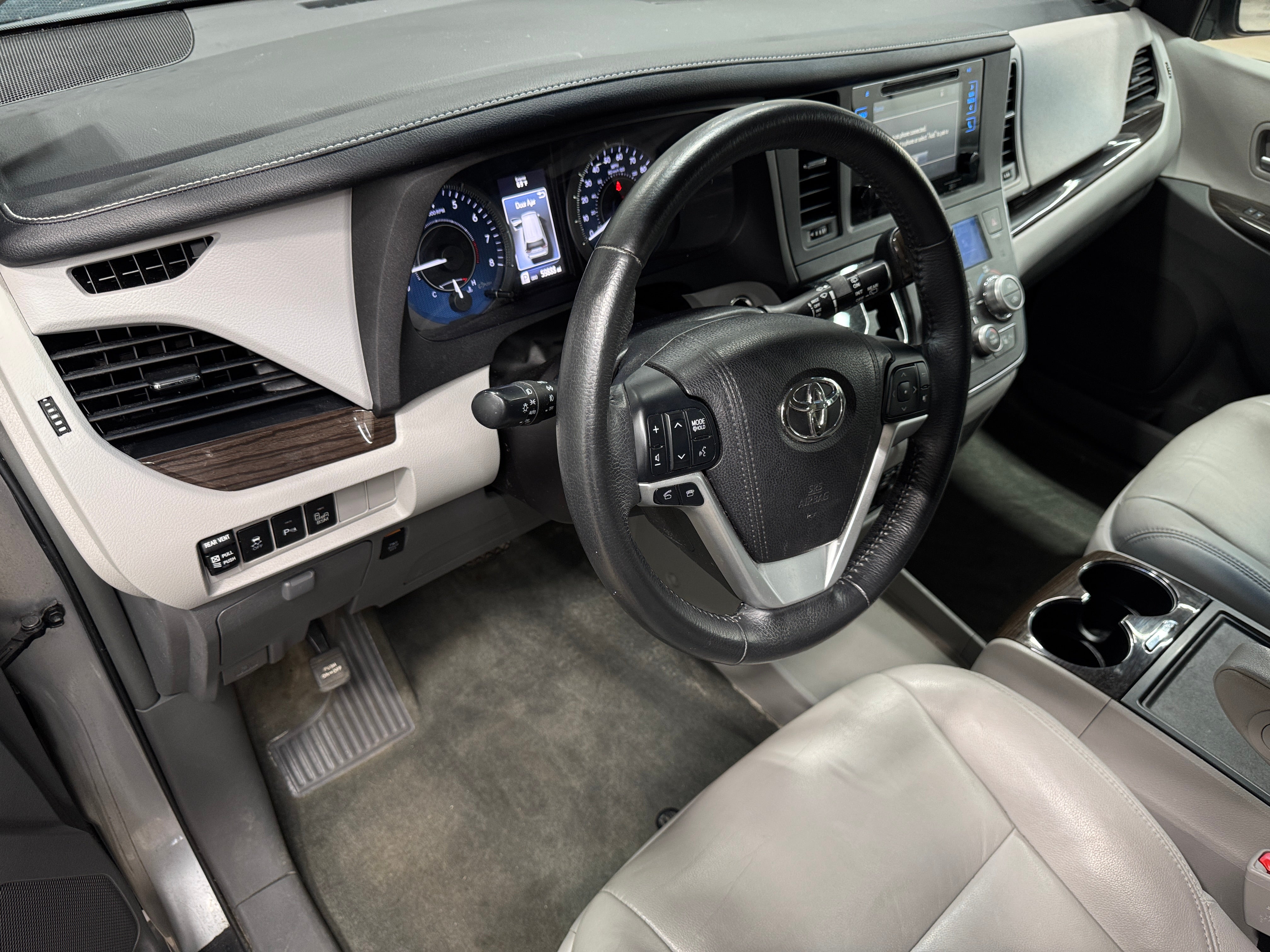 2017 Toyota Sienna XLE Premium 2