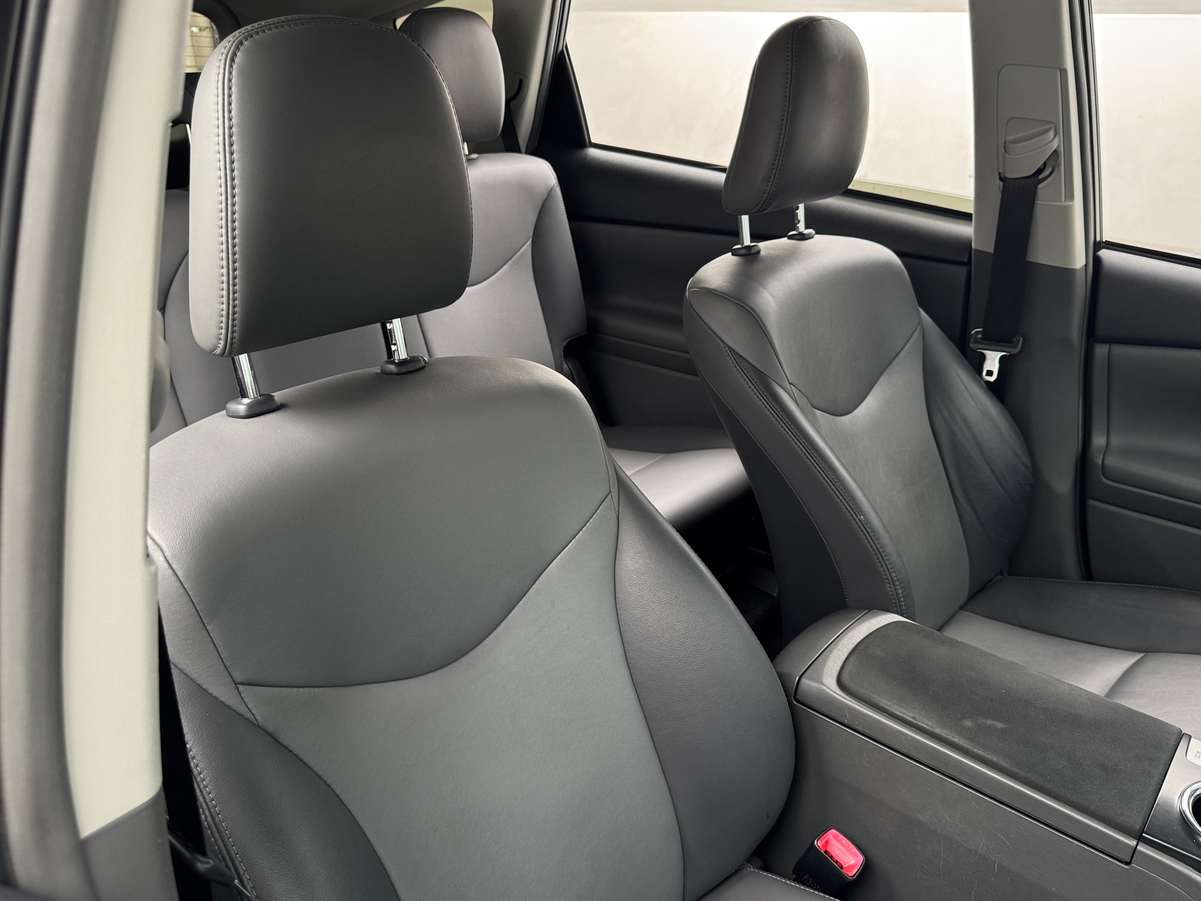 2014 Toyota Prius v Five 2