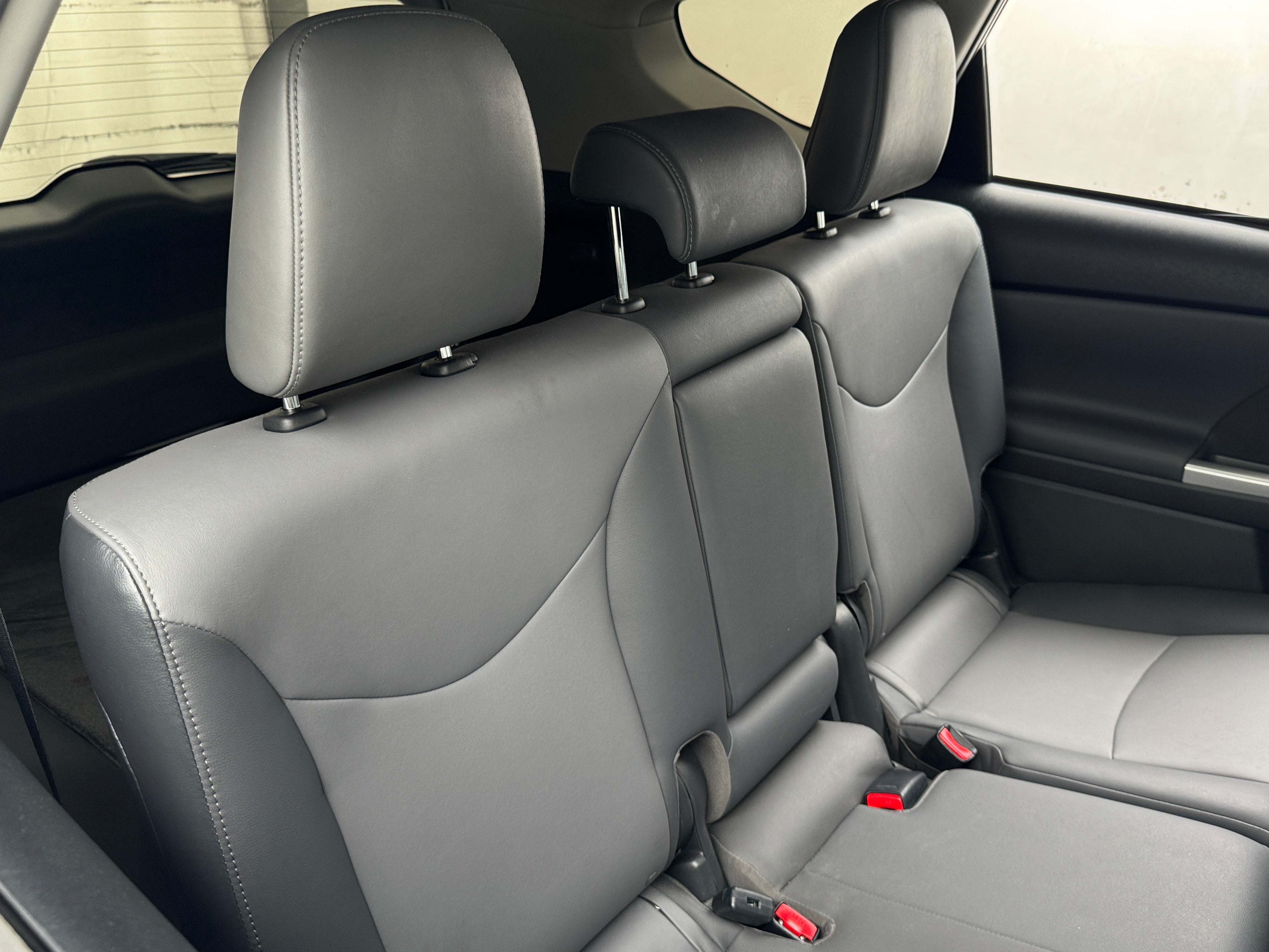 2014 Toyota Prius v Five 6
