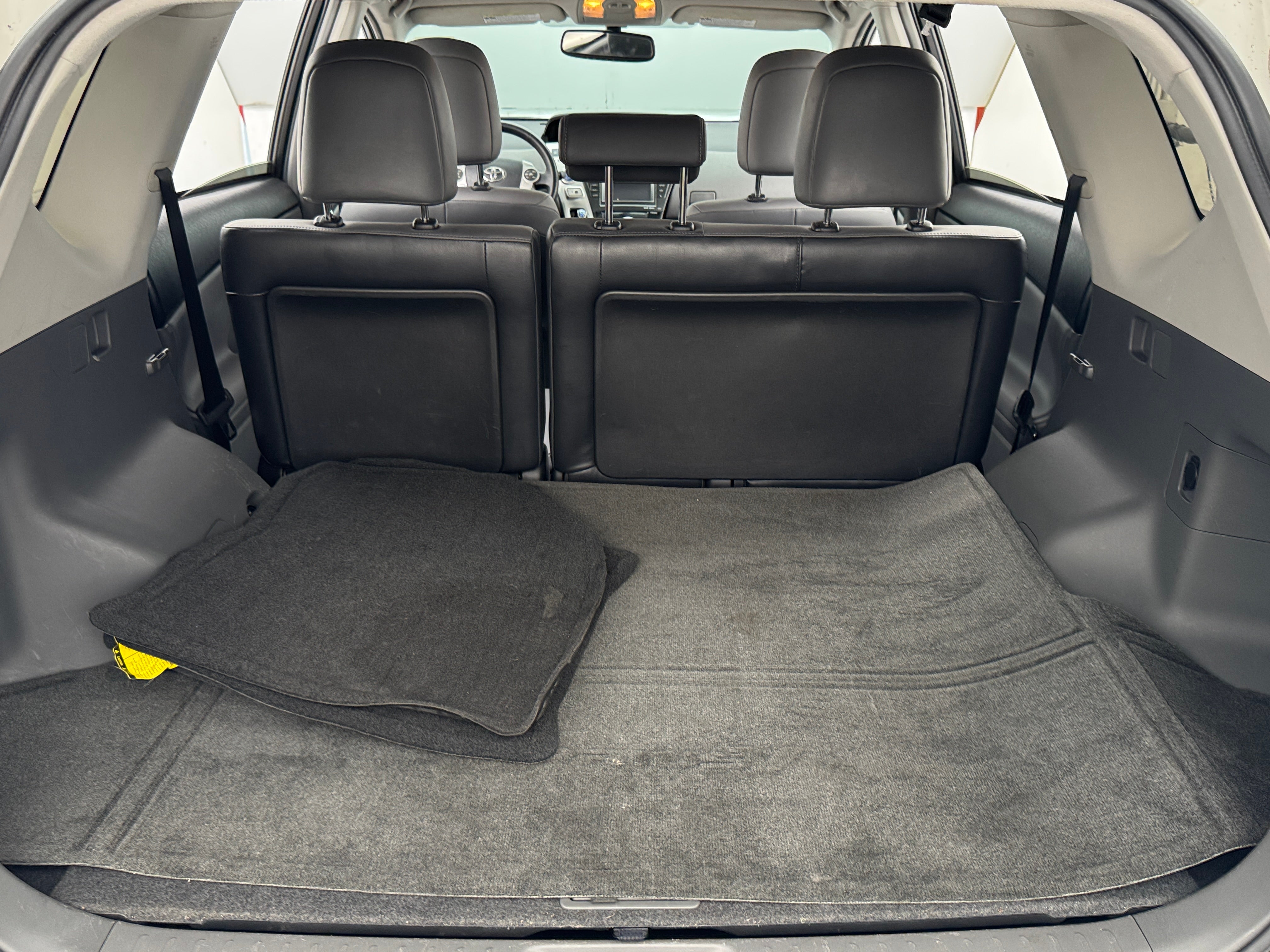 2014 Toyota Prius v Five 7